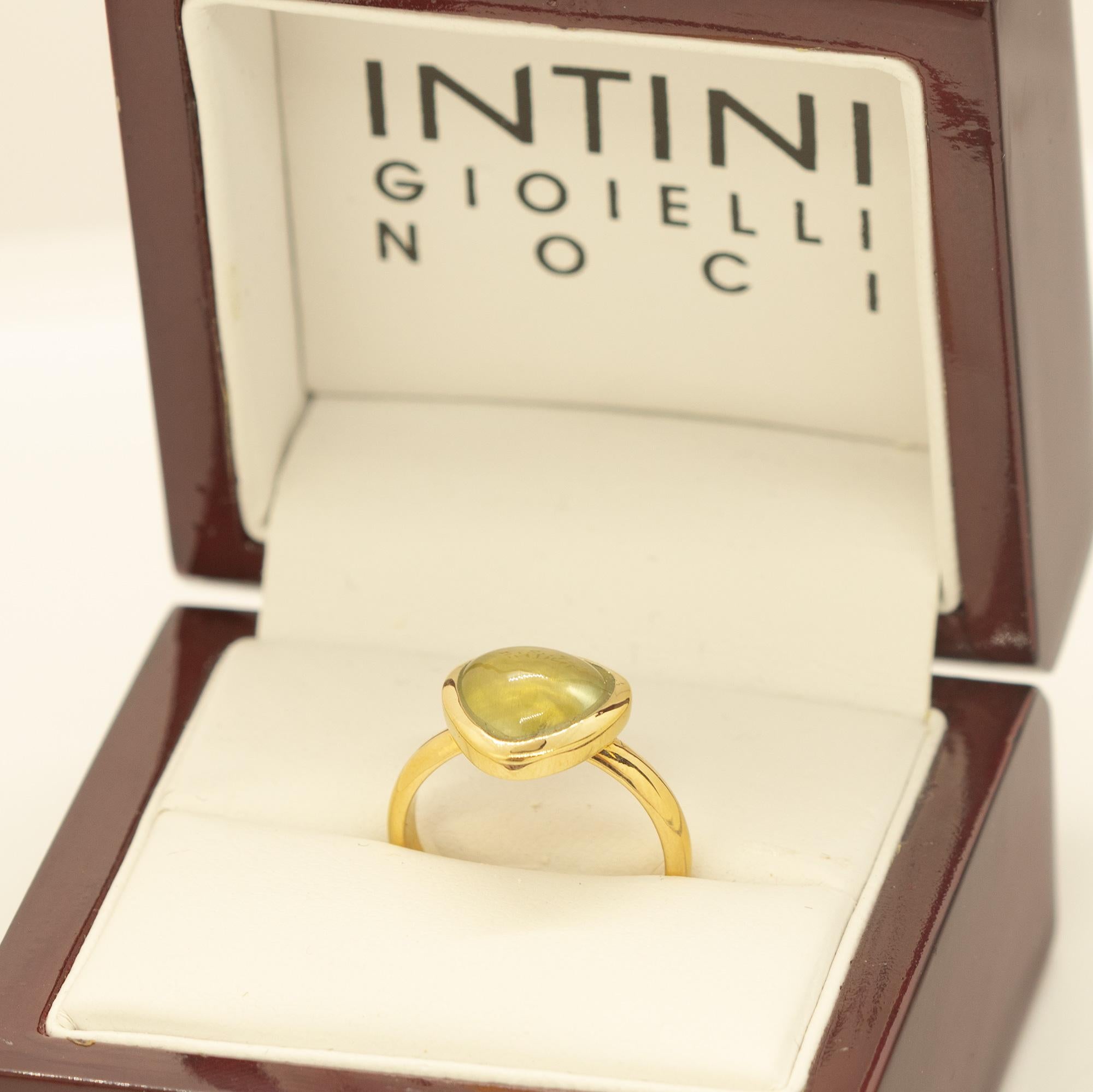 Magnifique bague avec un travail d'art exceptionnel, un étalage de couleurs remarquable et un savoir-faire italien conçu par Intini Jewels. Cette bague unique présente une aigue-marine naturelle sur un motif cocktail en or jaune 18