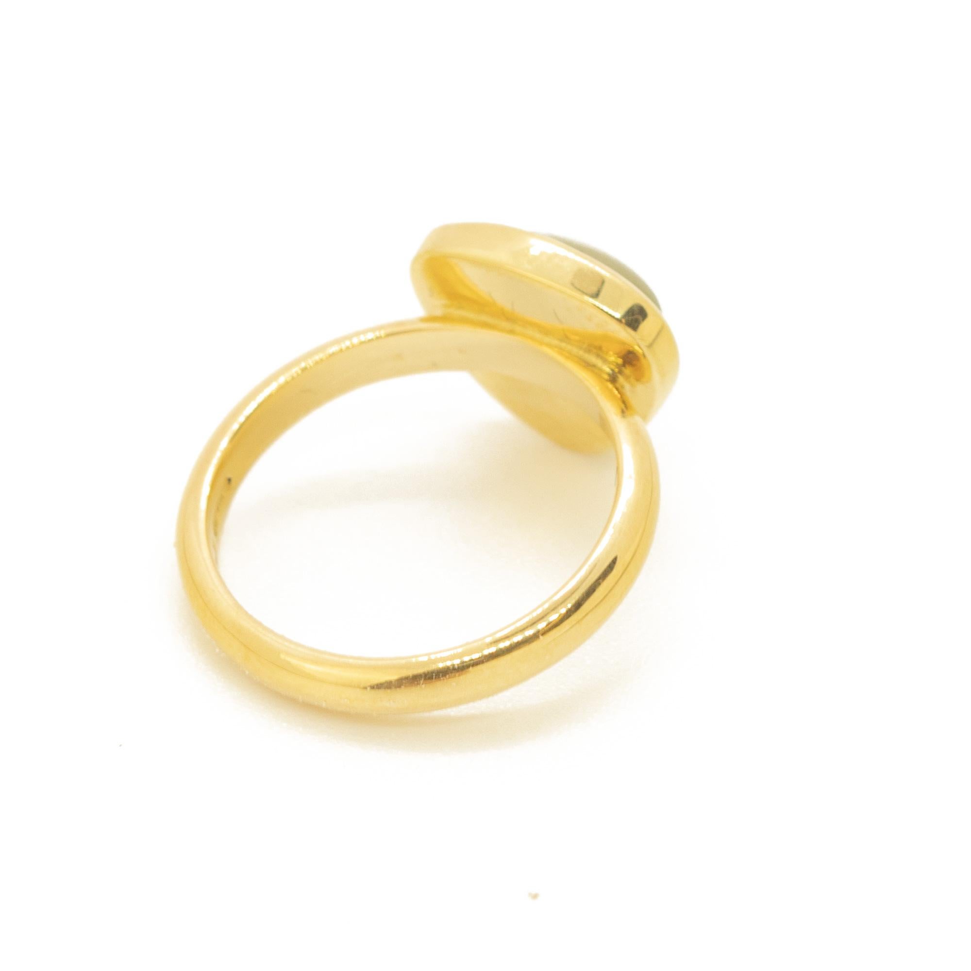 Artisan Bague cocktail ovale solitaire en or jaune 18 carats sertie d'une aigue-marine taille fantaisie et d'un chaton en vente