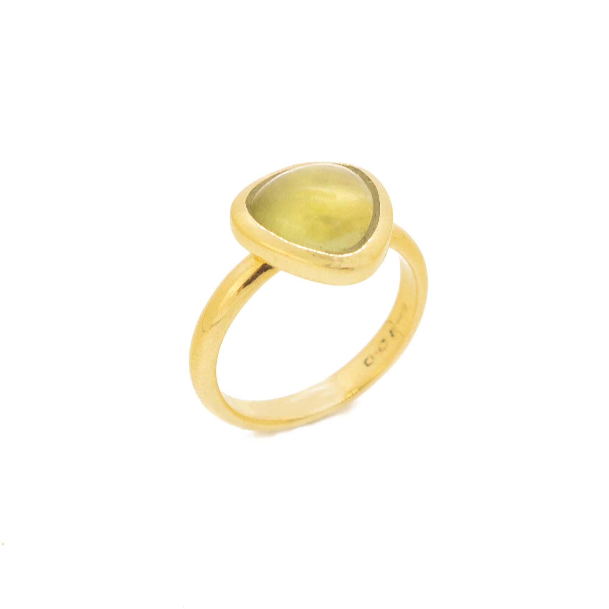 Taille cabochon Bague cocktail ovale solitaire en or jaune 18 carats sertie d'une aigue-marine taille fantaisie et d'un chaton en vente