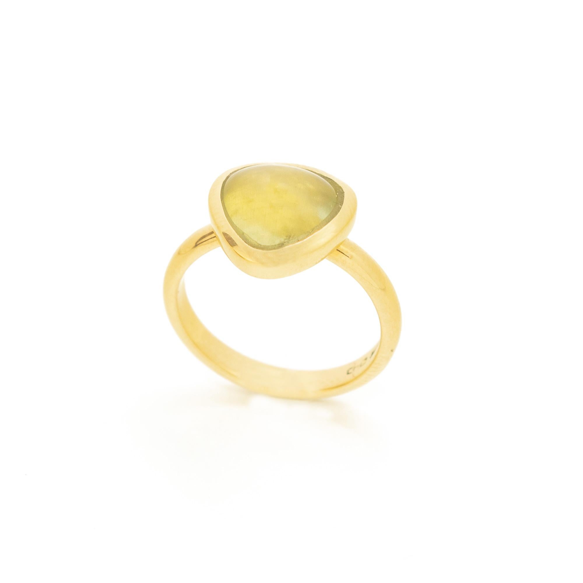 Bague cocktail ovale solitaire en or jaune 18 carats sertie d'une aigue-marine taille fantaisie et d'un chaton Neuf - En vente à Milano, IT