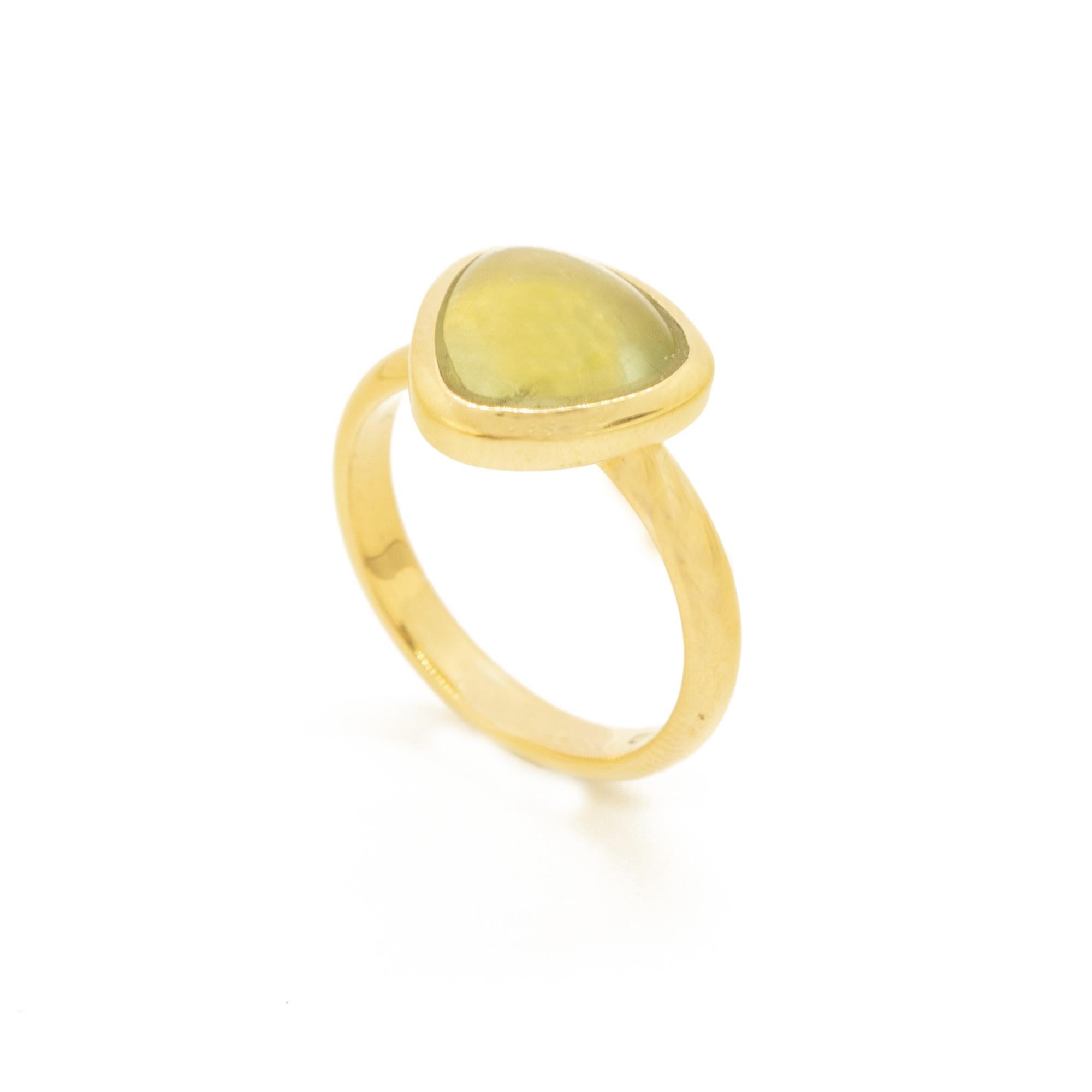 Bague cocktail ovale solitaire en or jaune 18 carats sertie d'une aigue-marine taille fantaisie et d'un chaton Unisexe en vente