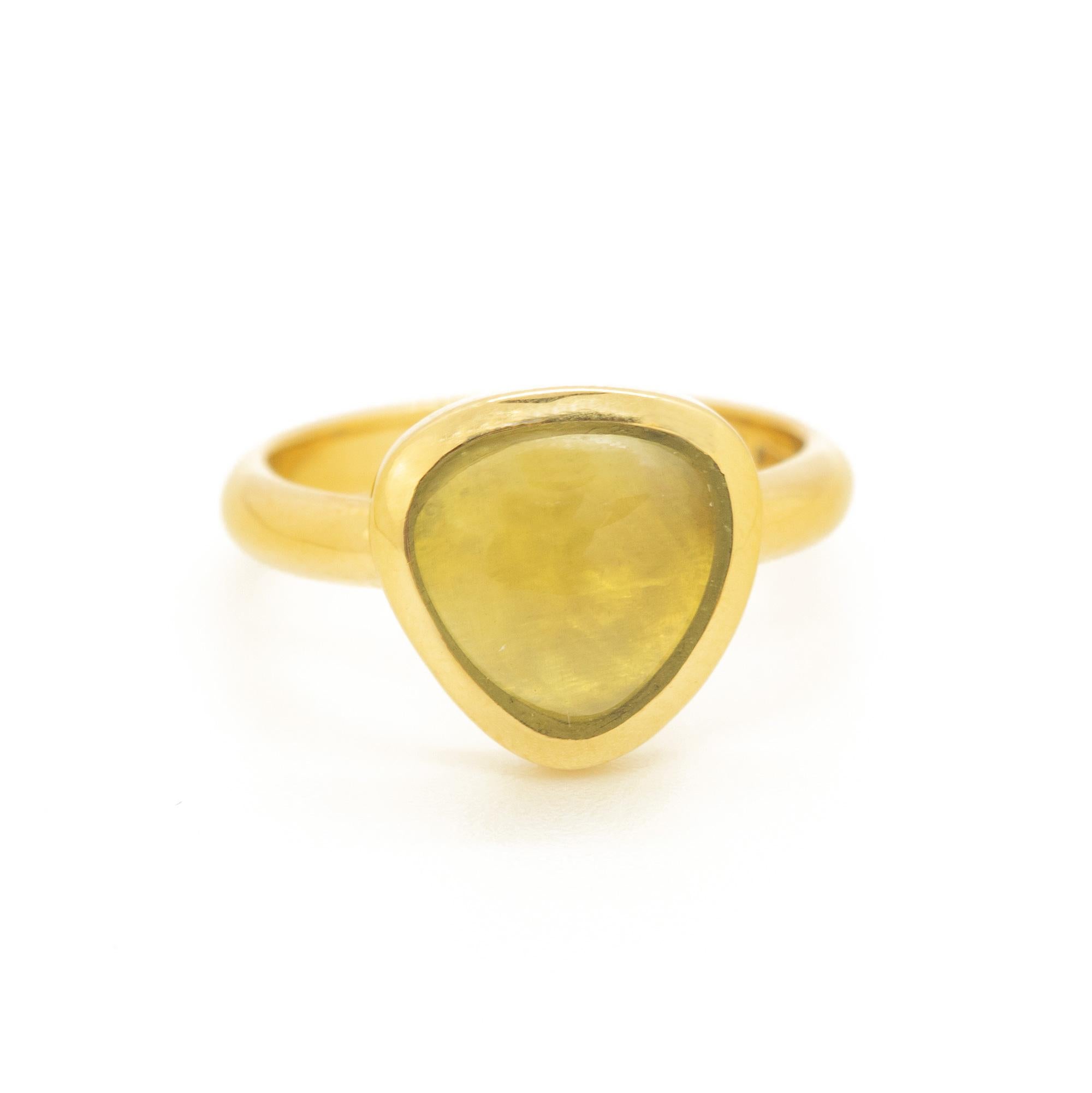 Bague cocktail ovale solitaire en or jaune 18 carats sertie d'une aigue-marine taille fantaisie et d'un chaton en vente 1