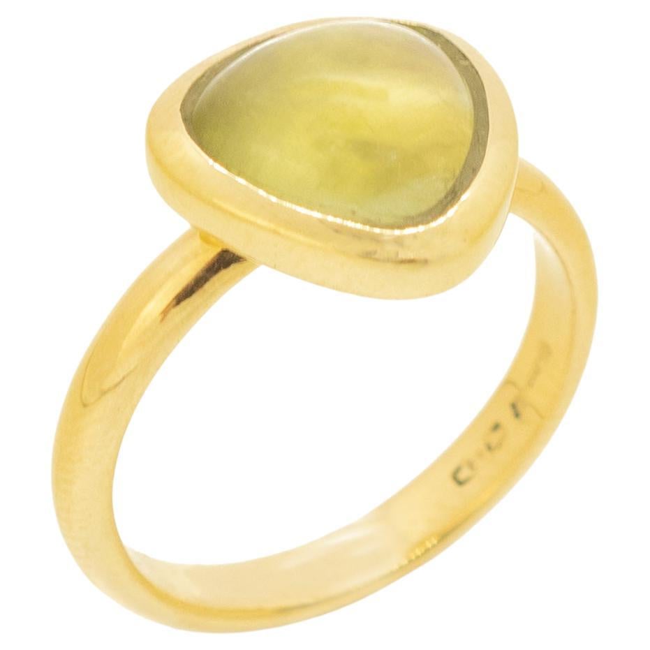 Bague cocktail ovale solitaire en or jaune 18 carats sertie d
une aigue-marine taille fantaisie et d
un chaton