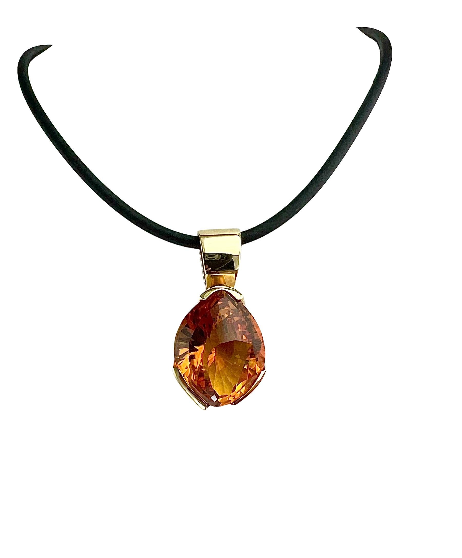 Collana con ciondolo in oro giallo Citrino taglio fantasia, anni '90.

  Questo ciondolo di Citrino è stato realizzato da Fairchild di Santa Fe, New Mexico, negli anni '90.  Questo insolito Citrino a forma di pera con taglio fantasia è stato