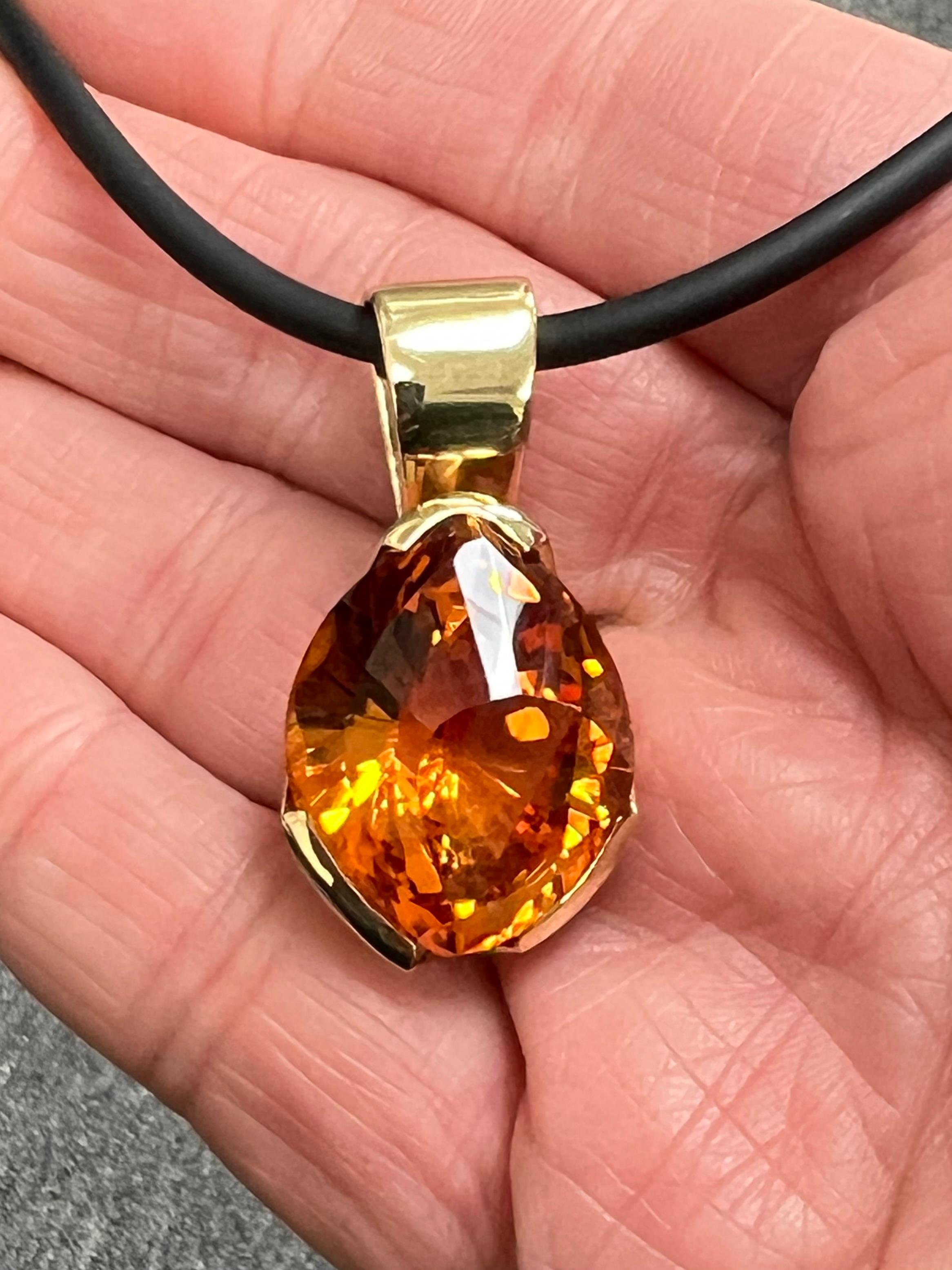 Collana con ciondolo in oro giallo Citrino taglio Fancy in vendita 1
