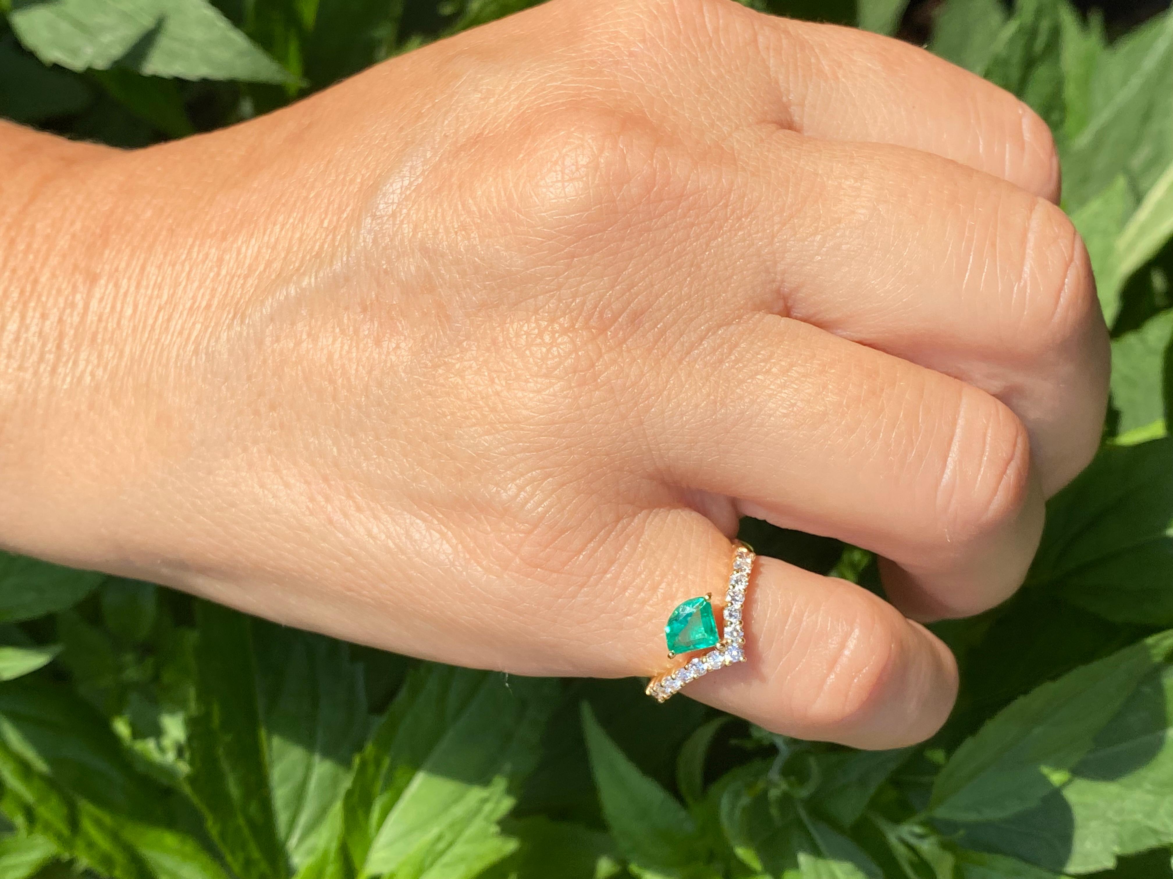Kite Cut Fancy Cut Colombian Emerald Nouveau Ring in 18k Rose Gold Curved Shank Ring  For Sale