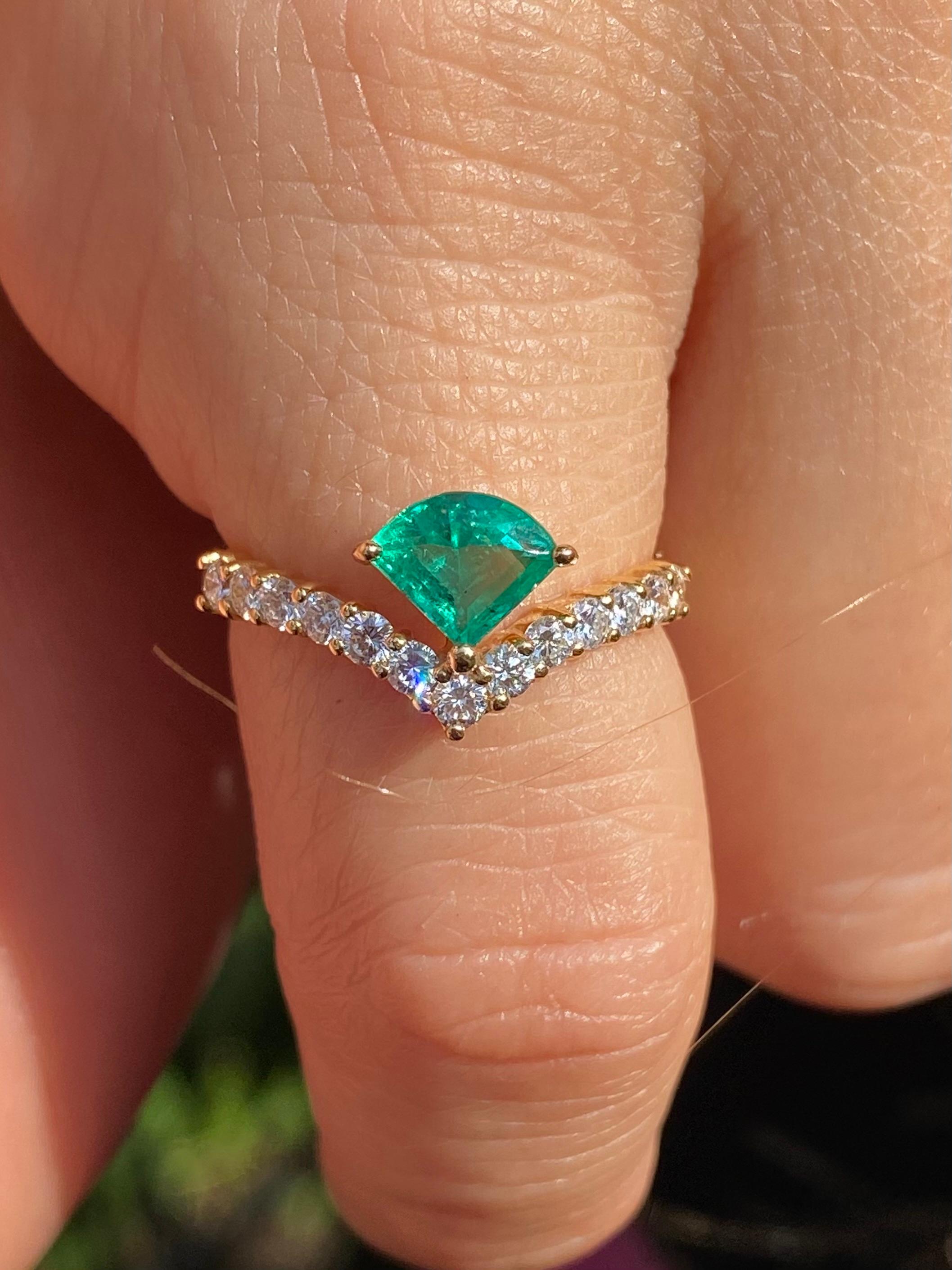 Fancy Cut Colombian Emerald Nouveau Ring in 18k Rose Gold Curved Shank Ring  In New Condition For Sale In Miami, FL