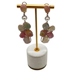 Pendientes de oro rosa de 18 quilates con diamantes y zafiros de colores de corte fantasía
