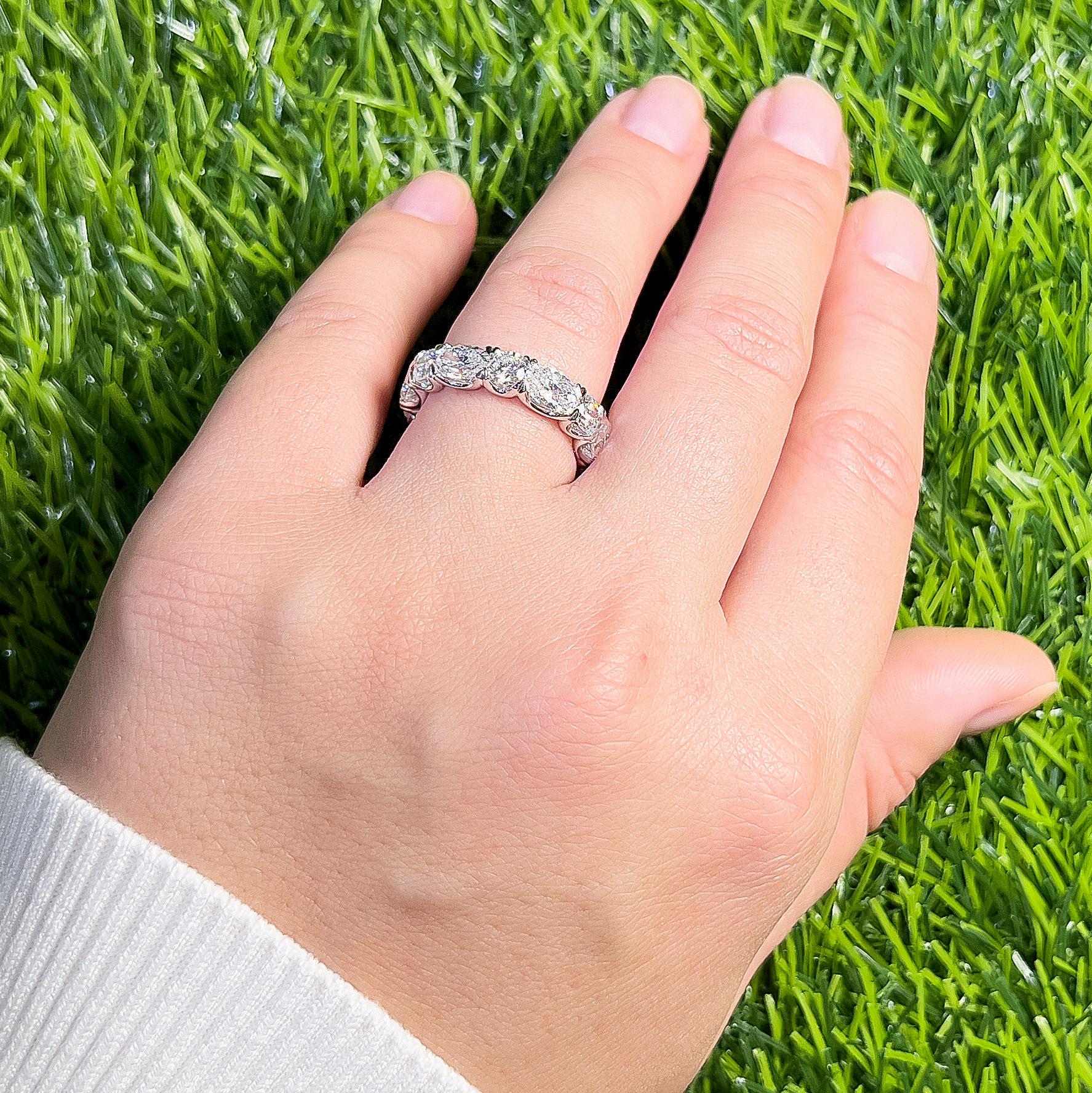 Viene fornito con la valutazione GIA GG/AJP
Tutti i diamanti sono naturali
5 diamanti rotondi = 1,16 carati
4 diamanti ovali = 2,08 carati
Metallo: Oro bianco 18 carati
Misura dell'anello: 6* US
*Può essere ridimensionato in modo complementare