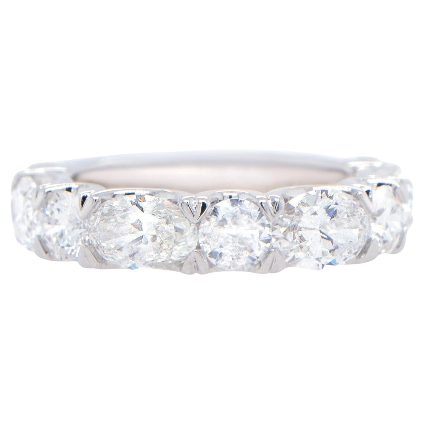 Halb-Eternity-Ring mit 3,24 Karat Diamanten im Fancy-Schliff aus 18 Karat Weißgold