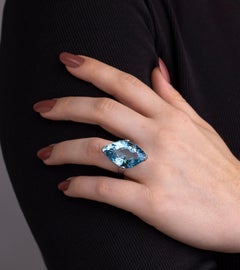 Anillo de cóctel con aguamarina de corte especial en forma de «cometa» y oro blanco de 18 quilates