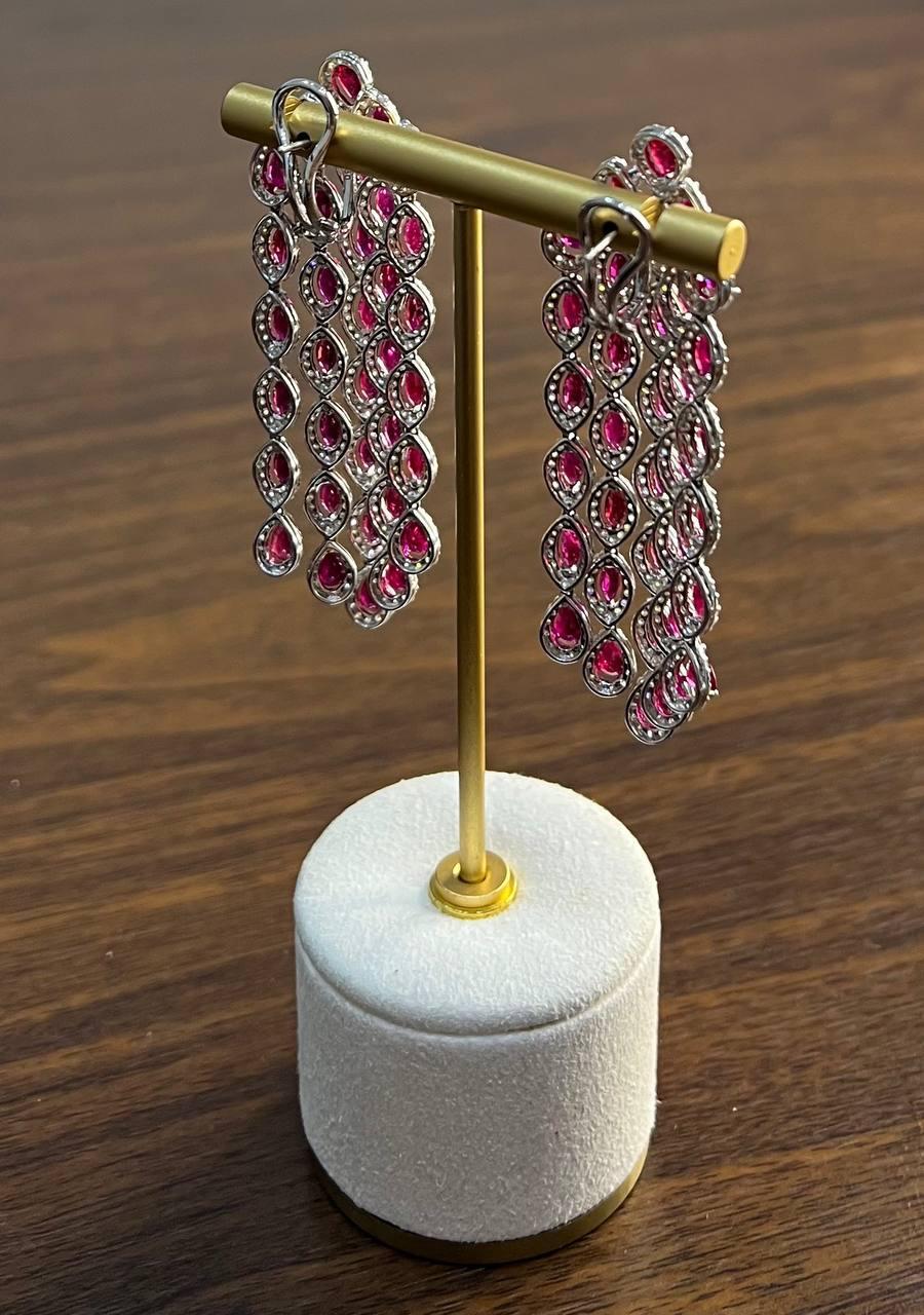 Ohrringe aus 18 Karat Weißgold mit rotem Rubin und weißen Diamanten im Fancy-Schliff und Halo-Statement im Angebot 5