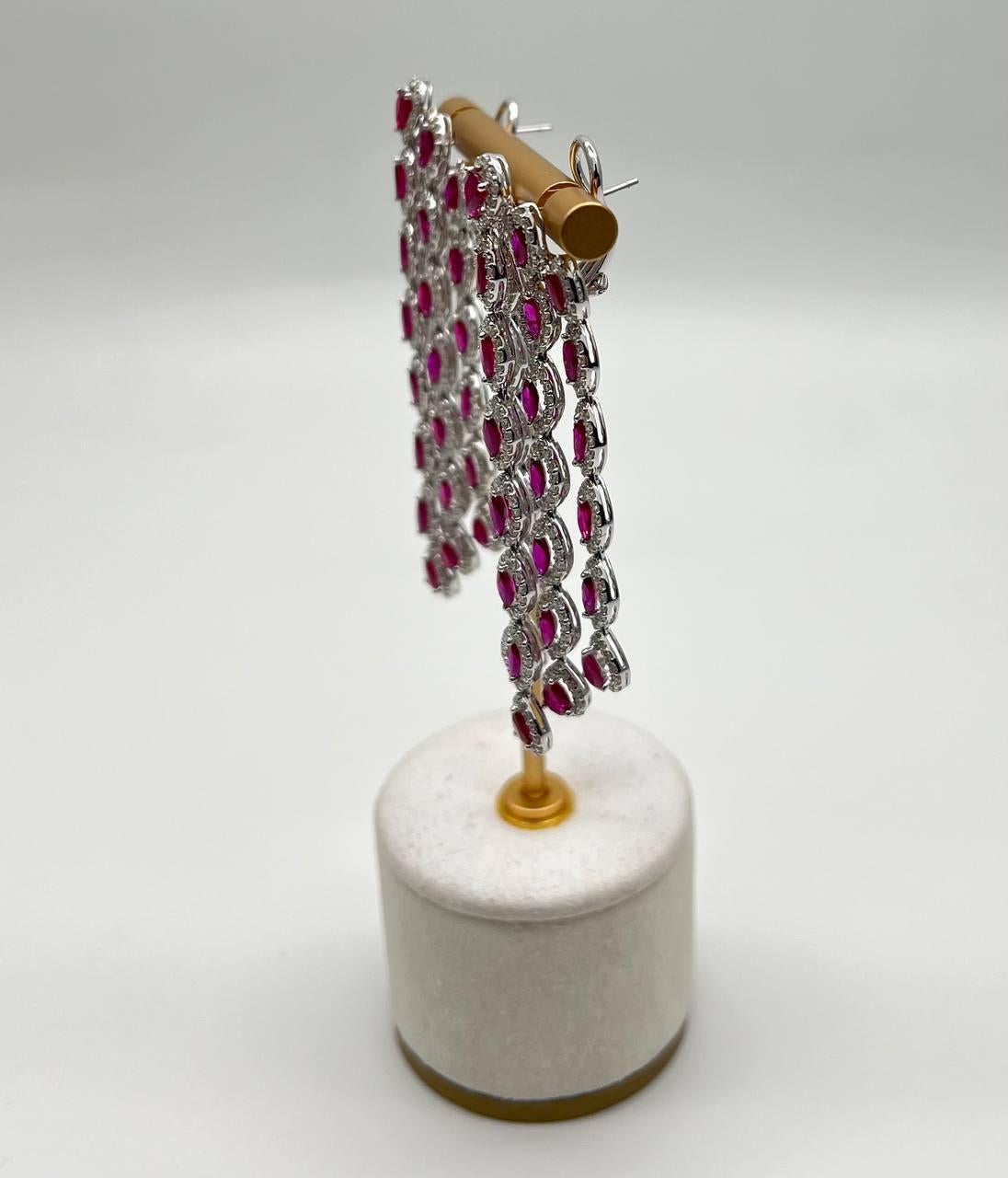 Ohrringe aus 18 Karat Weißgold mit rotem Rubin und weißen Diamanten im Fancy-Schliff und Halo-Statement (Marquiseschliff) im Angebot