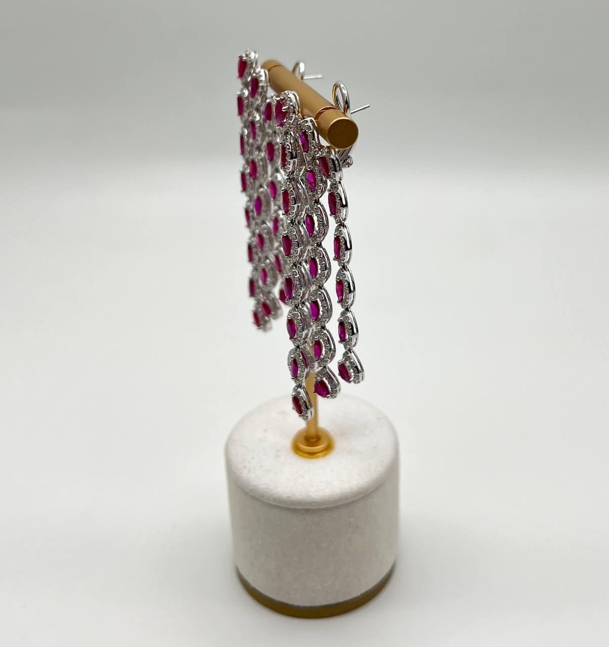 Ohrringe aus 18 Karat Weißgold mit rotem Rubin und weißen Diamanten im Fancy-Schliff und Halo-Statement im Zustand „Neu“ im Angebot in Oakton, VA