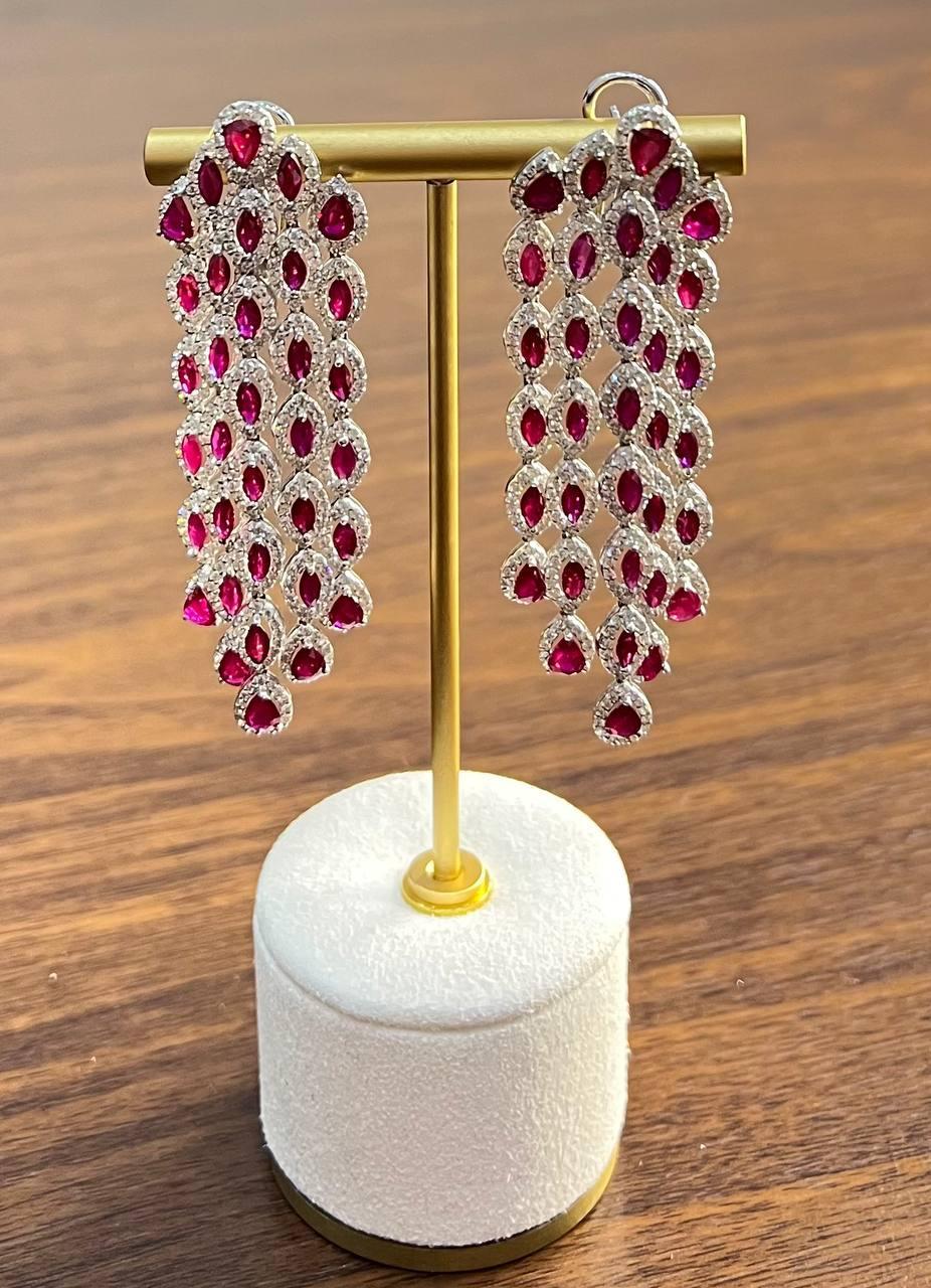 Ohrringe aus 18 Karat Weißgold mit rotem Rubin und weißen Diamanten im Fancy-Schliff und Halo-Statement Damen im Angebot