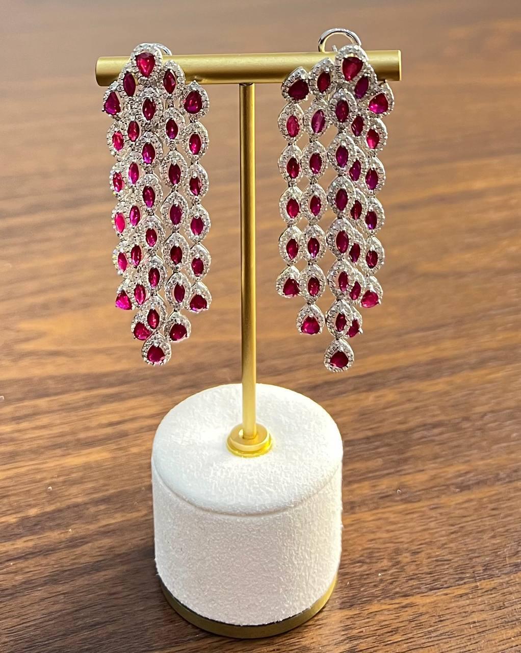 Ohrringe aus 18 Karat Weißgold mit rotem Rubin und weißen Diamanten im Fancy-Schliff und Halo-Statement im Angebot 1