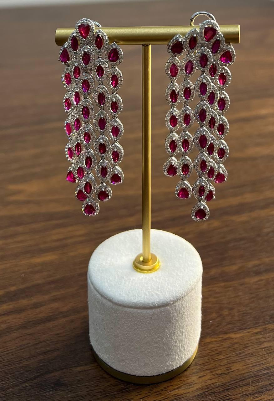 Ohrringe aus 18 Karat Weißgold mit rotem Rubin und weißen Diamanten im Fancy-Schliff und Halo-Statement im Angebot 2