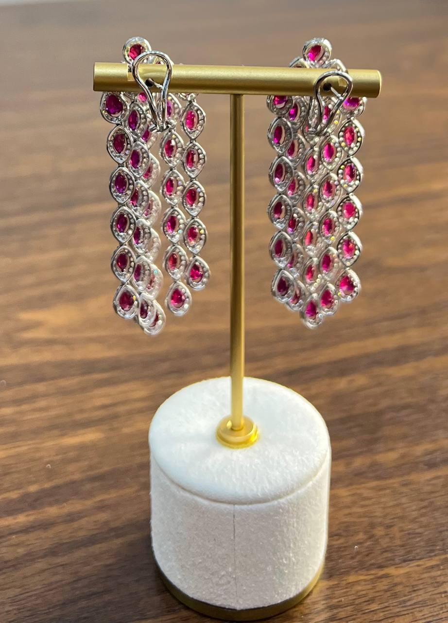 Ohrringe aus 18 Karat Weißgold mit rotem Rubin und weißen Diamanten im Fancy-Schliff und Halo-Statement im Angebot 3