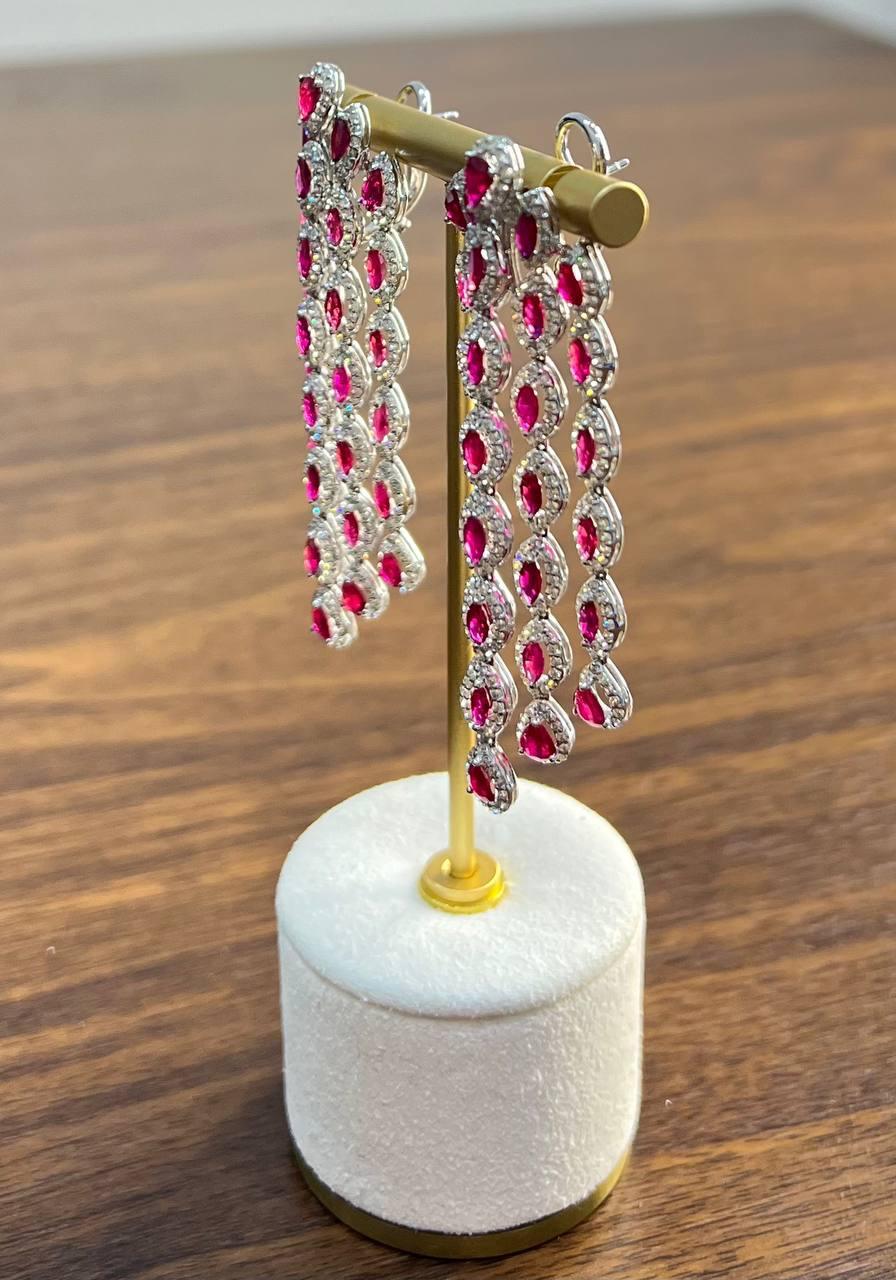 Ohrringe aus 18 Karat Weißgold mit rotem Rubin und weißen Diamanten im Fancy-Schliff und Halo-Statement im Angebot 4