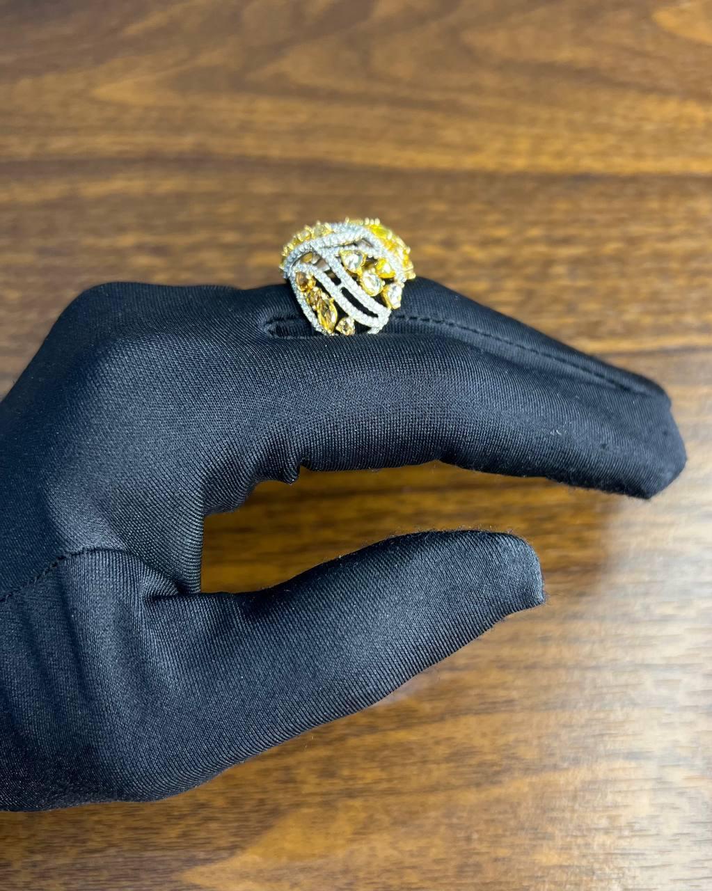 Statement-Ring aus 18 Karat Weißgold mit gelbem Saphir und weißem Diamant im Fancy-Schliff im Angebot 5