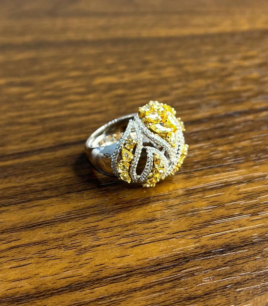 Statement-Ring aus 18 Karat Weißgold mit gelbem Saphir und weißem Diamant im Fancy-Schliff (Gemischter Schliff) im Angebot