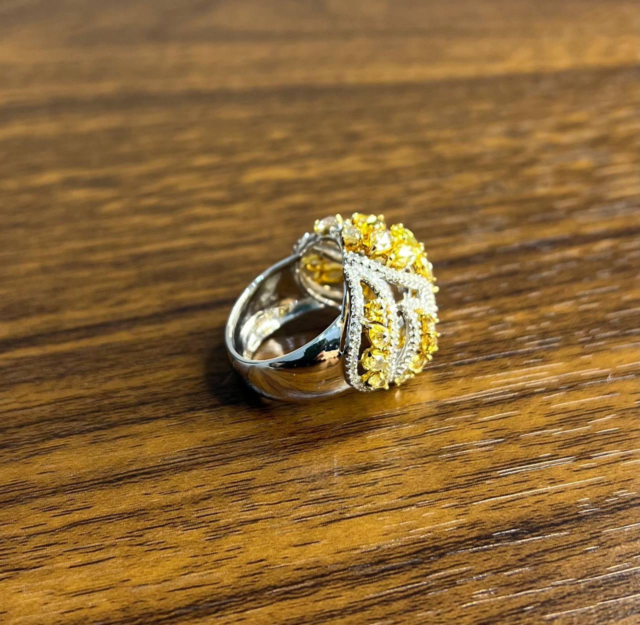 Statement-Ring aus 18 Karat Weißgold mit gelbem Saphir und weißem Diamant im Fancy-Schliff im Zustand „Neu“ im Angebot in Oakton, VA