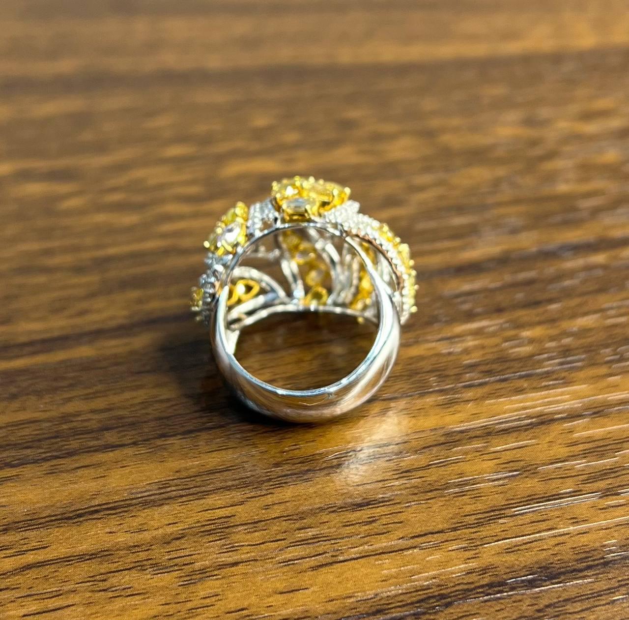 Statement-Ring aus 18 Karat Weißgold mit gelbem Saphir und weißem Diamant im Fancy-Schliff Damen im Angebot