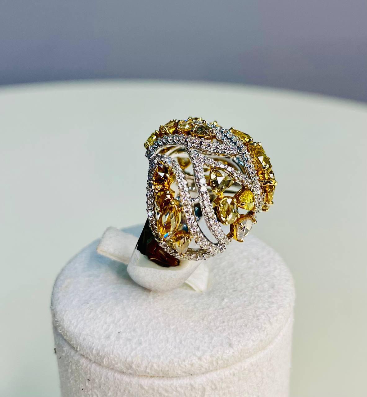 Statement-Ring aus 18 Karat Weißgold mit gelbem Saphir und weißem Diamant im Fancy-Schliff im Angebot 1