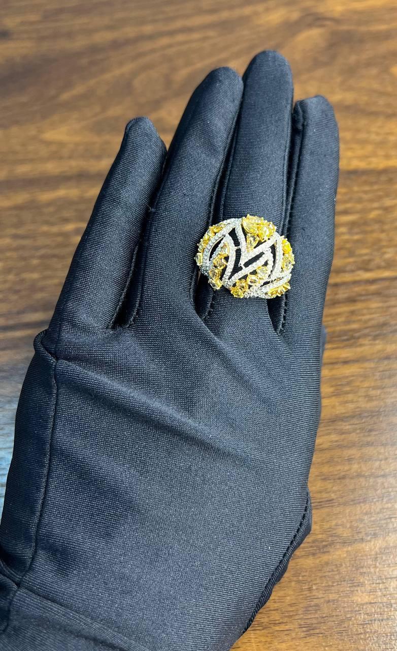 Statement-Ring aus 18 Karat Weißgold mit gelbem Saphir und weißem Diamant im Fancy-Schliff im Angebot 2