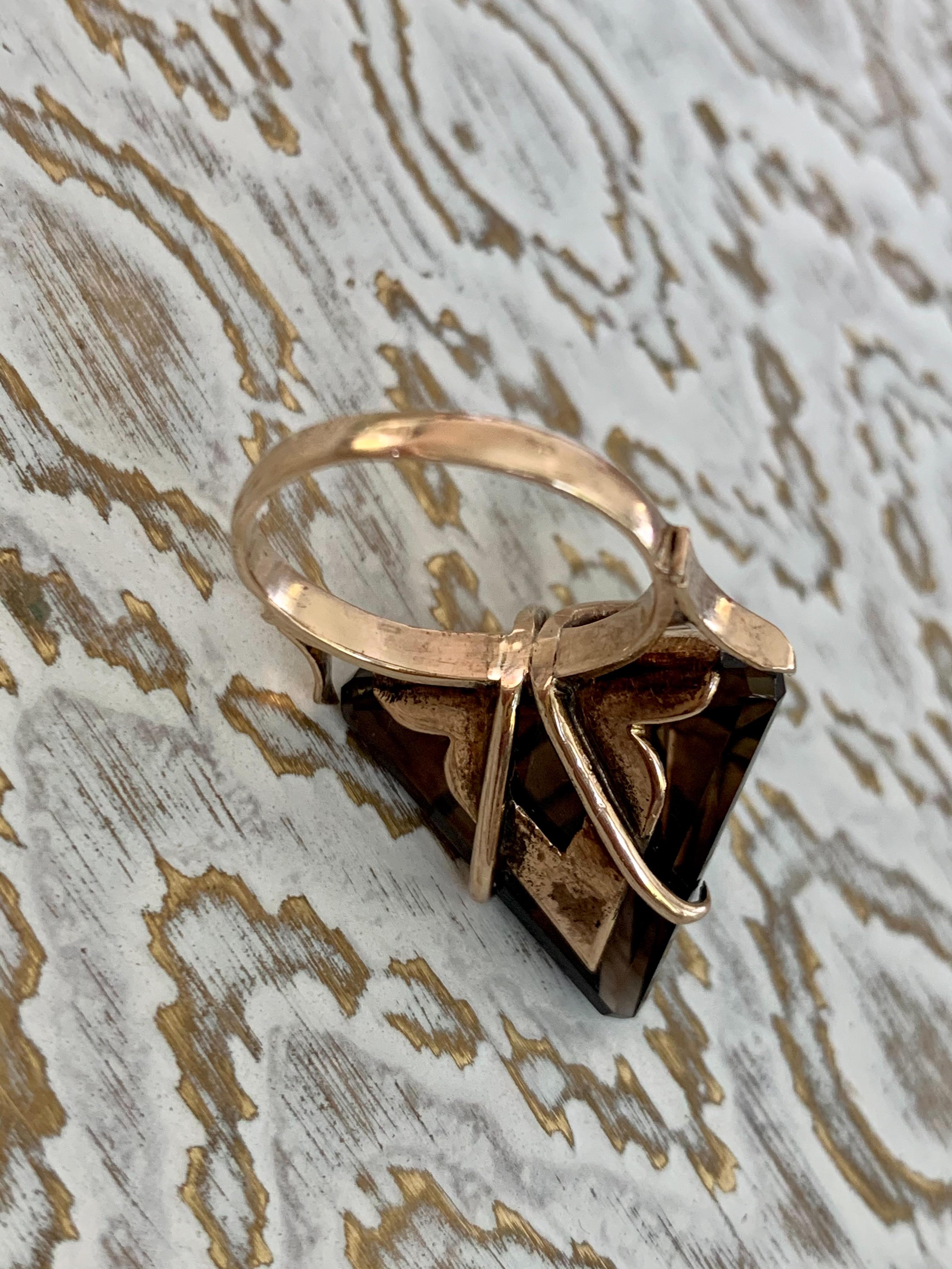 Fancy Cut Triangle-Shaped Smoky Topaz 14 Karat Yellow Gold Ring In Good Condition For Sale In St. Louis Park, MN