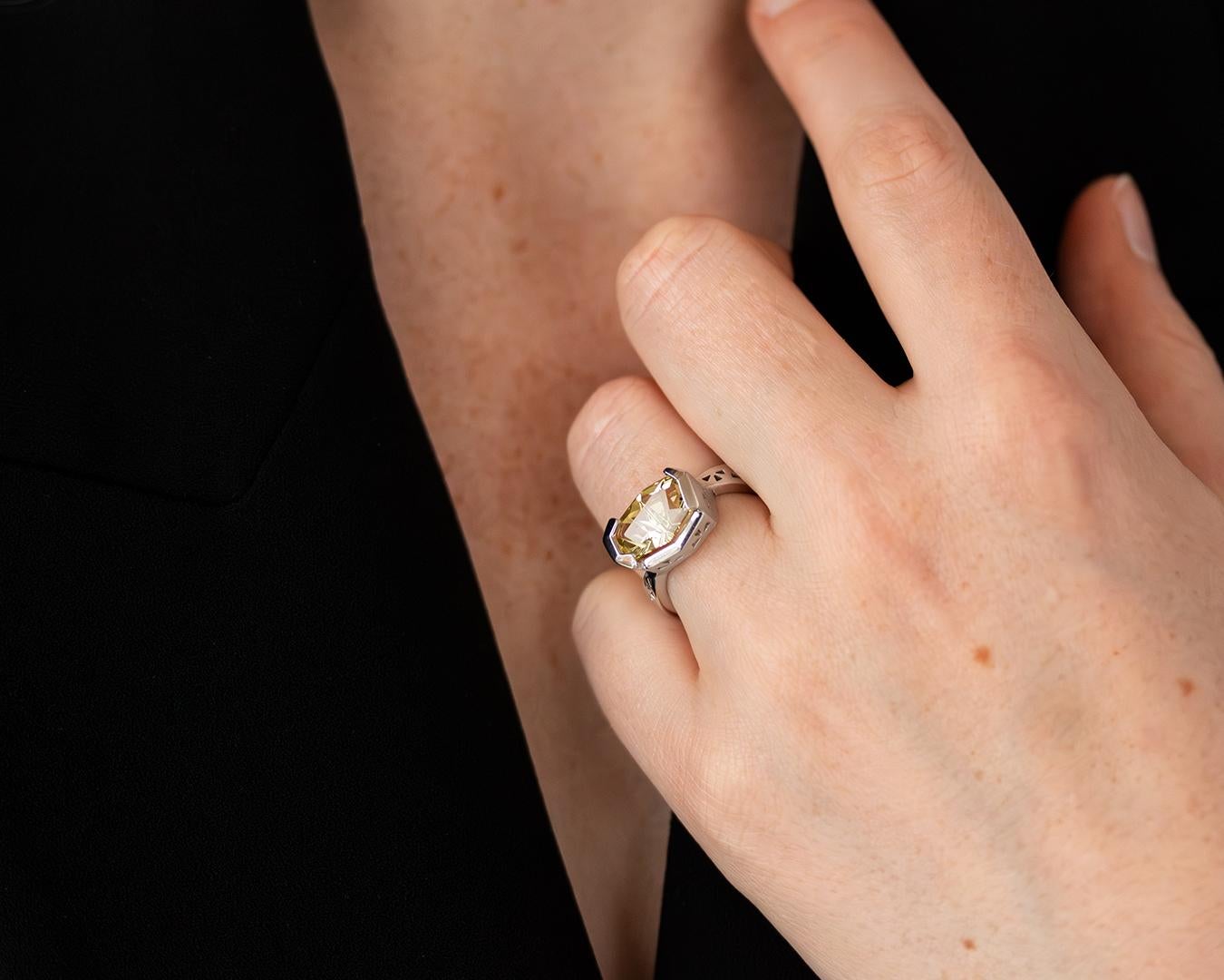 Une pièce unique, conçue à l'aide de la CAO et sertie d'une 
sertie à la main, elle impressionne par sa légèreté. 
et un grand confort de port malgré sa taille. Le site 
un anneau plus large à la base l'empêche de 
le basculement. Le béryl jaune de