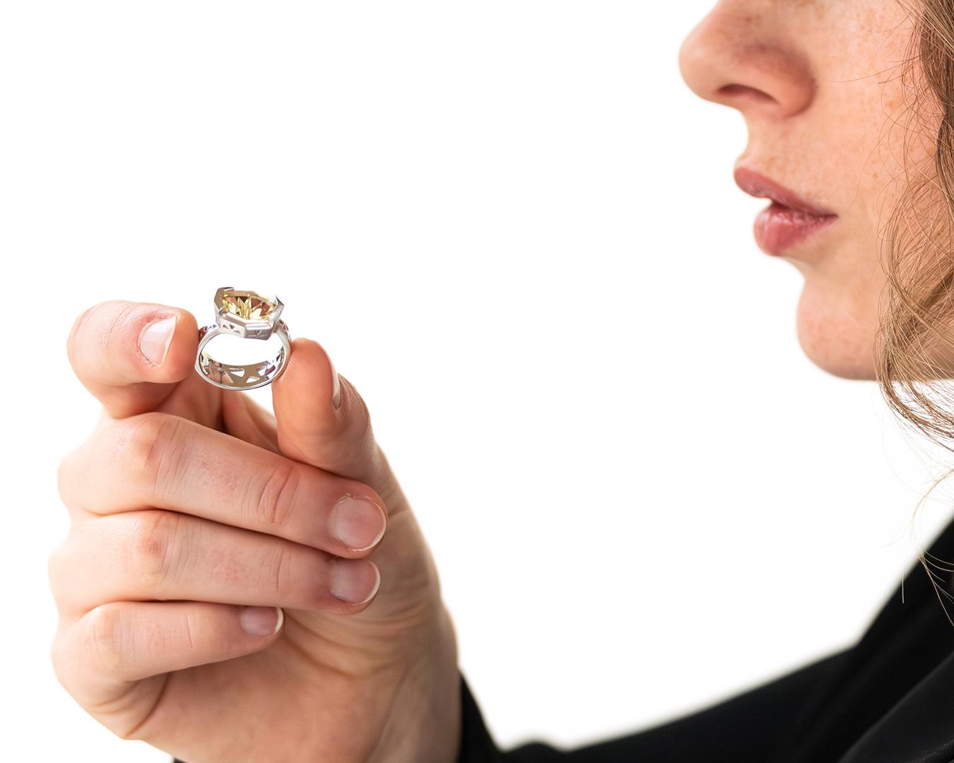 Moderne Béryl jaune de 3,04 carats en or blanc 14 carats Bague de cocktail en vente