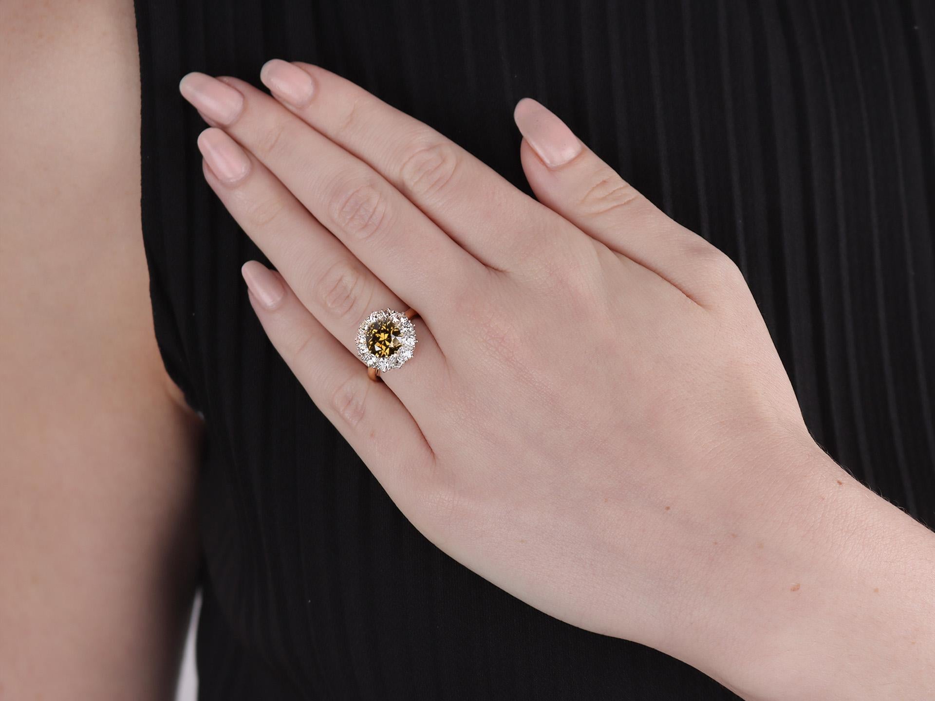 Ausgefallener tiefbraungelber Diamant-Cluster-Ring. In der Mitte ein runder, ungeschliffener, natürlicher, tiefbraungelber Diamant im Altschliff, Reinheit SI1, mit einem Gewicht von 2,27 Karat in einer offenen Krallenfassung, umgeben von zwölf