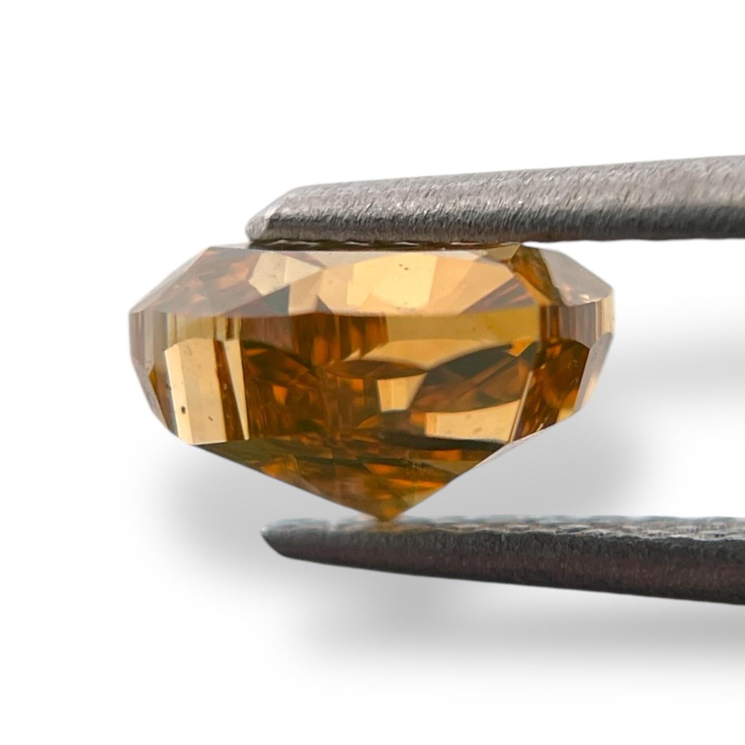 Diamant naturel de 2,02 carats certifié GIA, de couleur orange-jauneâtre foncé fantaisie Excellent état - En vente à New York, NY