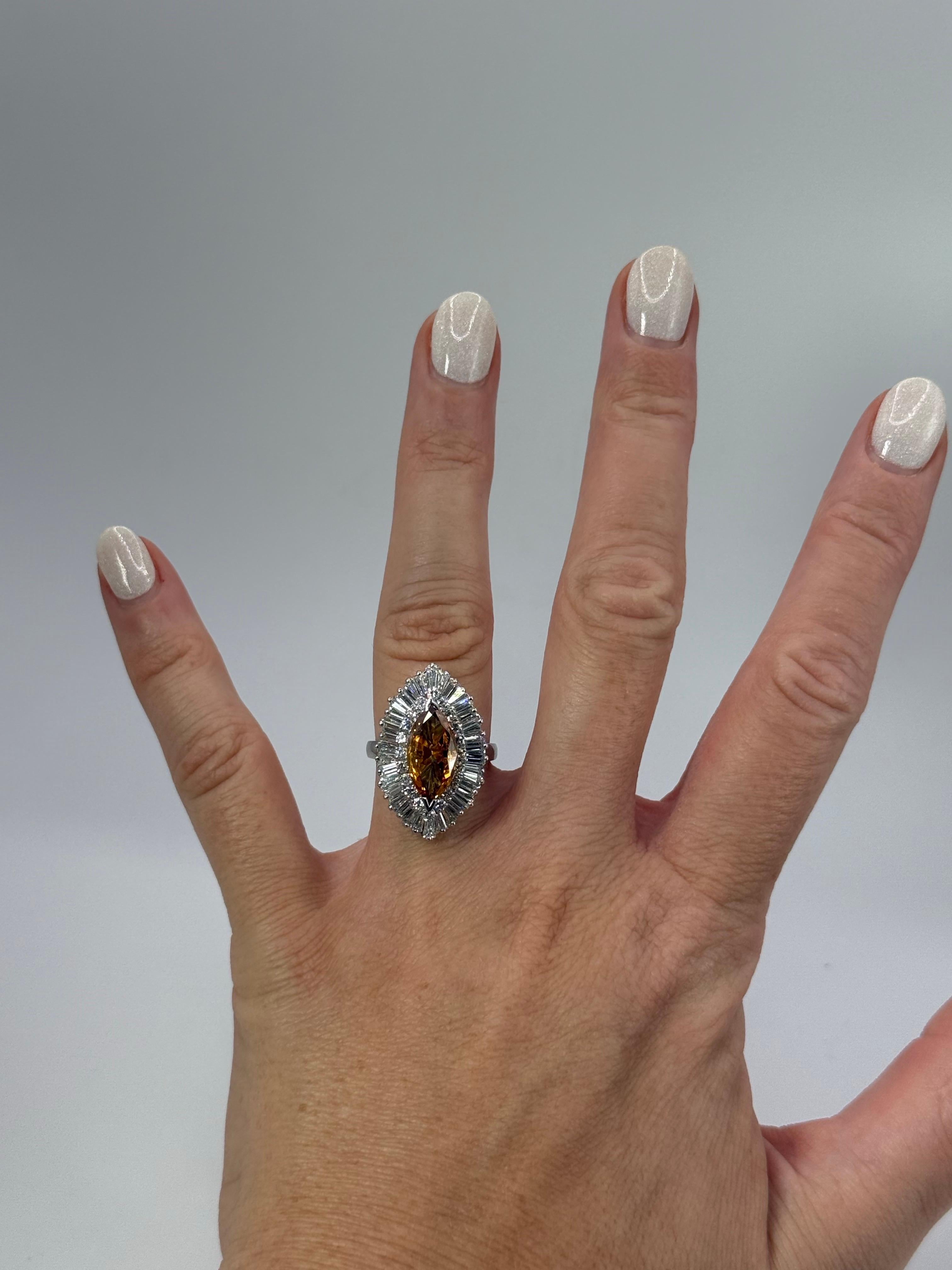 Taglio marquise Anello con diamante arancione intenso GIA 1,92ct TROVATO RARO in vendita