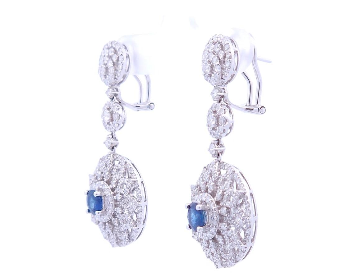 Qualità, al giusto prezzo.

Questi eleganti orecchini pendenti di design presentano un peso totale di 1,21 carati di zaffiri rotondi. Questi orecchini hanno anche un peso totale di 3,35 carati di diamanti rotondi. Questo pezzo unico di design è