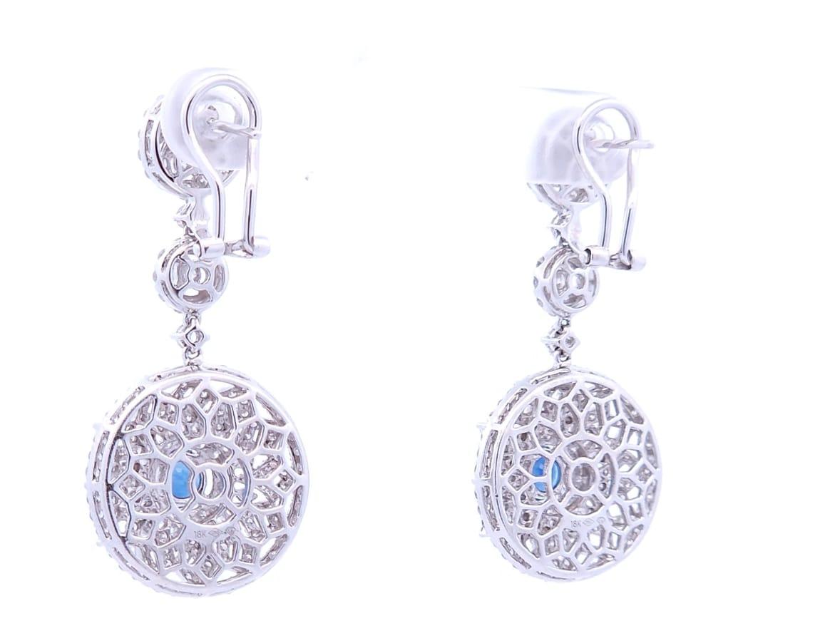Orecchini pendenti con zaffiro in oro bianco 18 carati di Fancy Designer In condizioni Nuovo in vendita a Tustin, CA