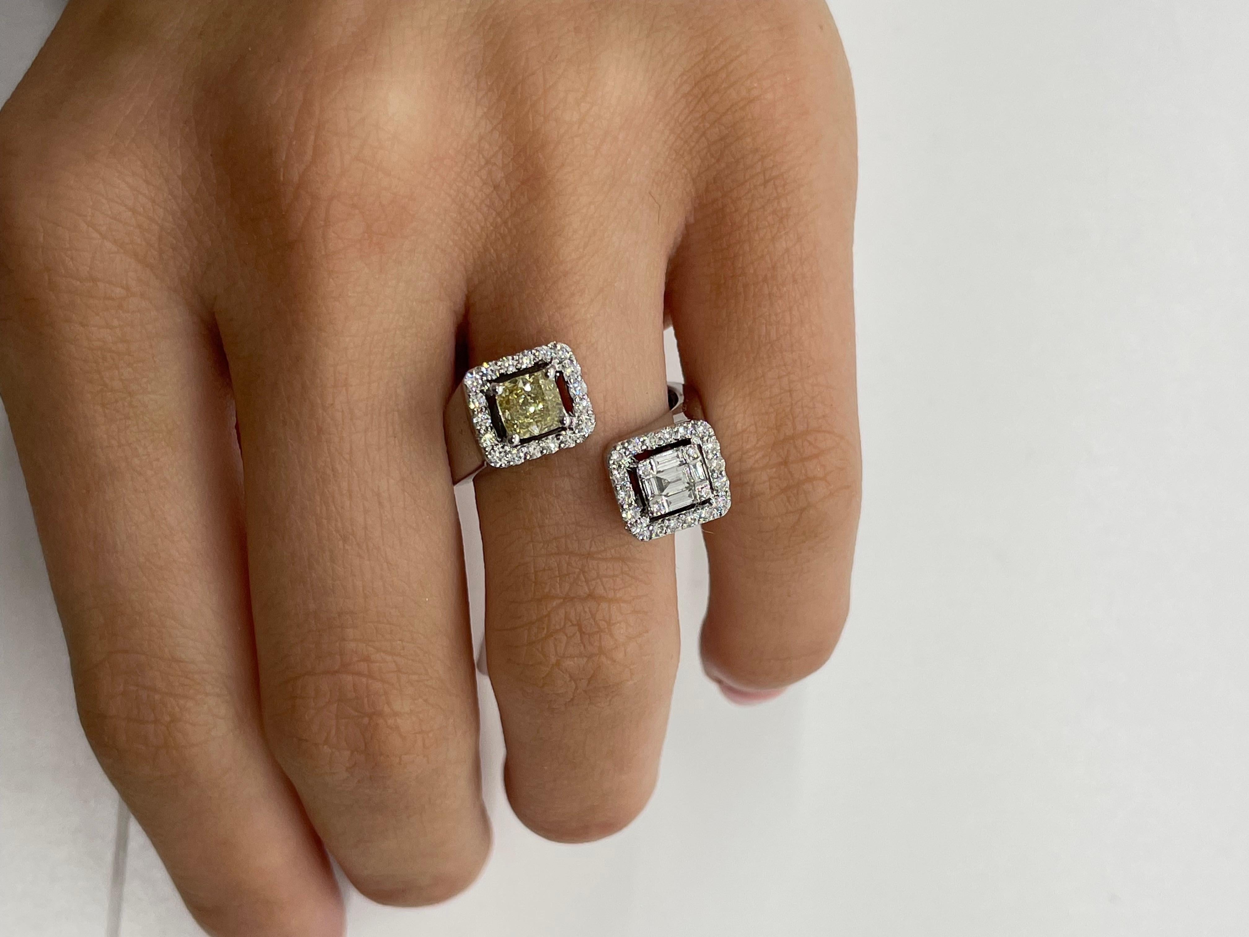 En venta: Anillo de Diamantes y Diamantes de Fantasía en Oro Blanco de 18 K  4
