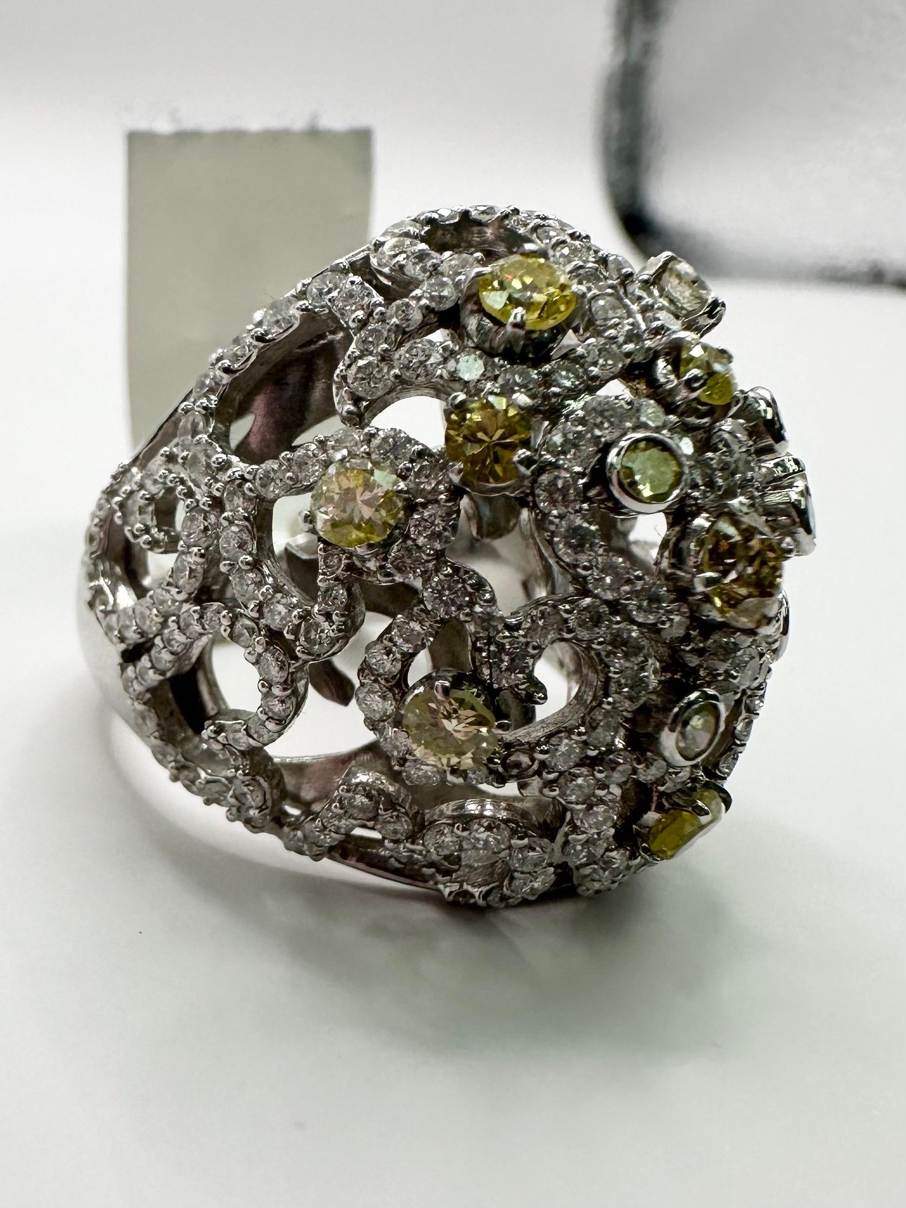 Atemberaubende Kuppel Ring mit bunten Diamanten in 14KT Weißgold, gibt eine fantastische Cocktail-Vibe und wird Tonne Komplimente zu bekommen!

Metall Typ: 14KT

Natürliche(r) Diamant(en): 
Farbe: F-G
Schliff:Runder Brillant
Karat: 1,15ct
Klarheit:
