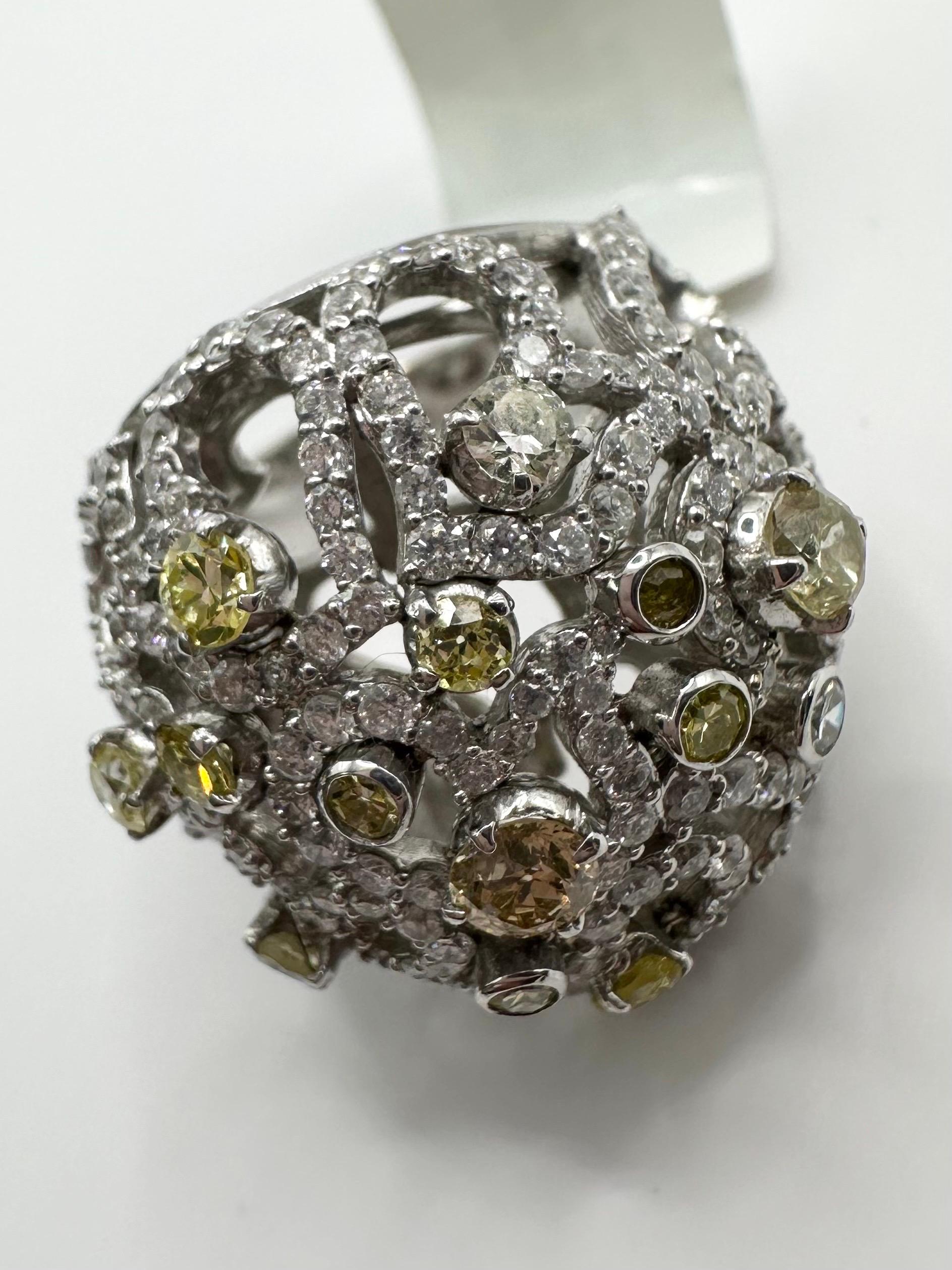 Fancy Diamant Dome Ring 14KT Weißgold  im Angebot 1