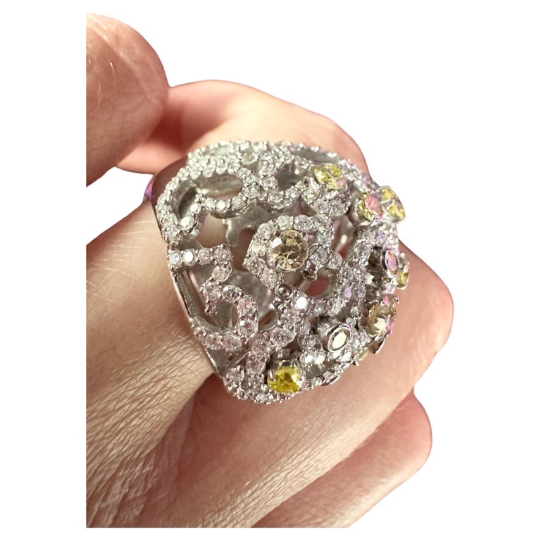 Bague Dome en diamant fantaisie or blanc 14KT En vente sur