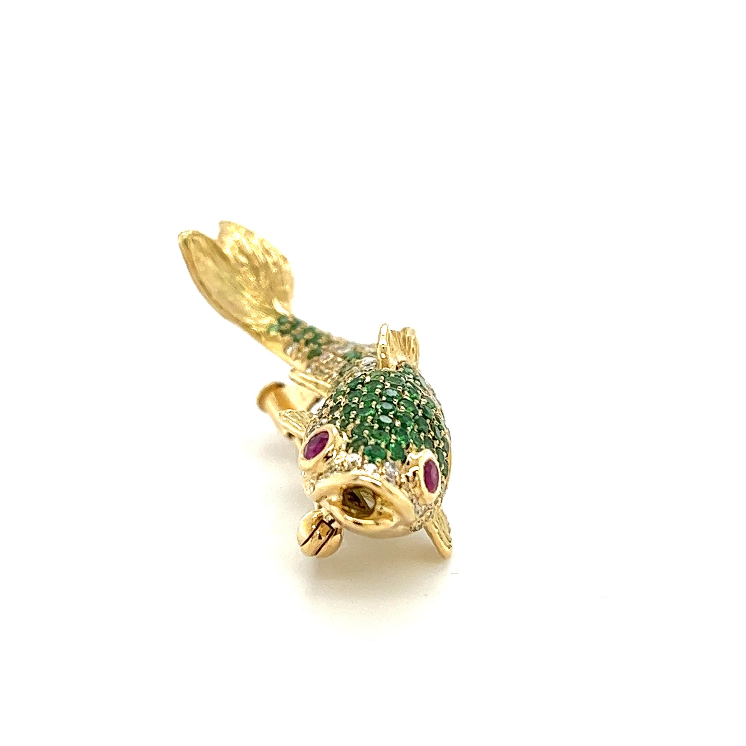 Fischbrosche aus 18 Karat Gelbgold mit ausgefallenen Diamanten und grünem Granat (Moderne) im Angebot