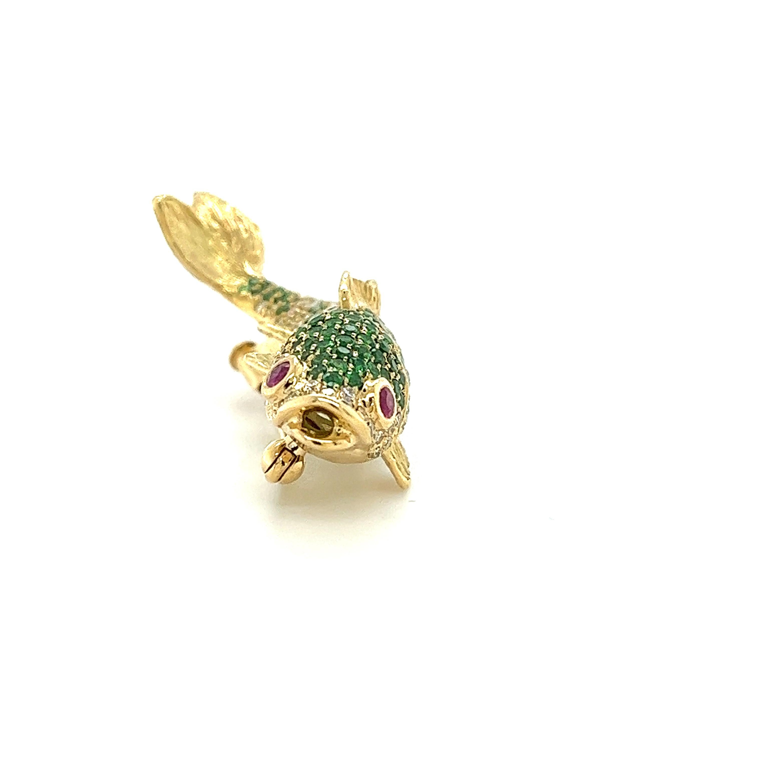 Fischbrosche aus 18 Karat Gelbgold mit ausgefallenen Diamanten und grünem Granat (Rundschliff) im Angebot