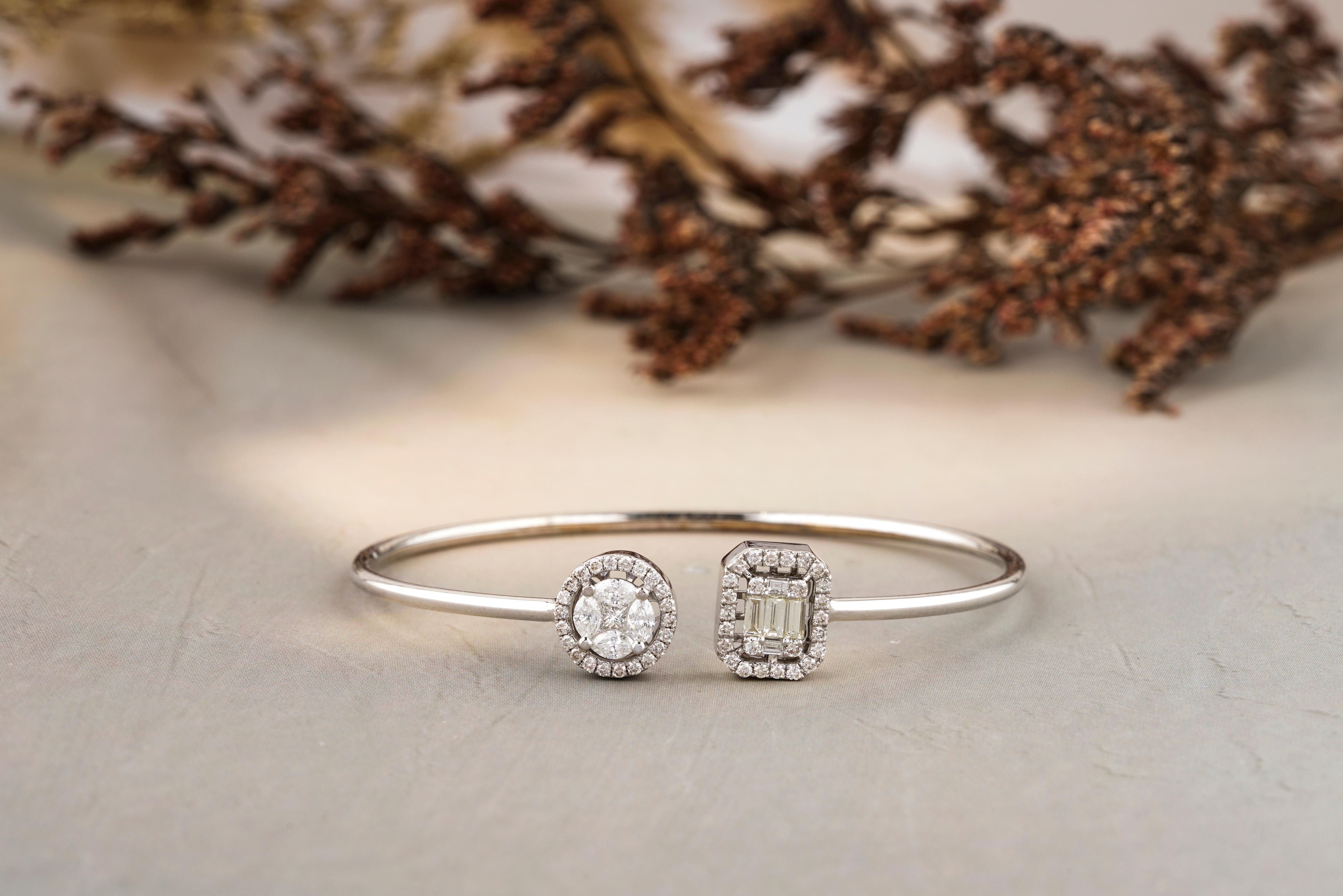 
Gönnen Sie sich den ultimativen Ausdruck von Luxus mit unserem Fancy Diamonds Halo Cuff Bracelet. Dieses Armband aus strahlendem 18 Karat Massivgold präsentiert eine faszinierende Reihe von Marquise-, Rund- und Baguette-Diamanten. Die