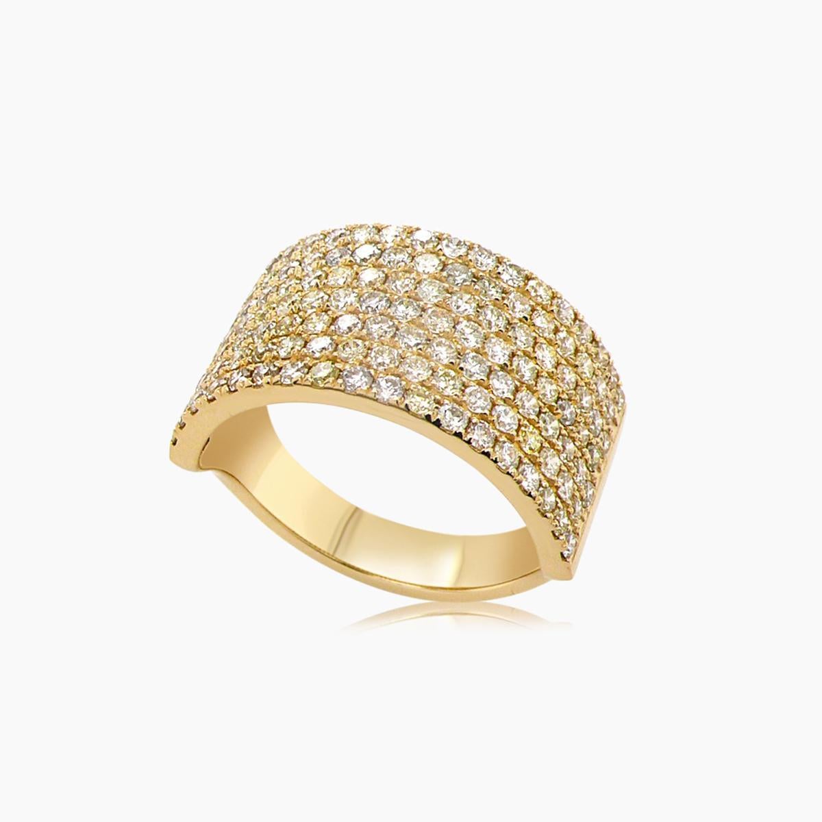 Experimenta el encanto de la elegancia moderna con nuestro exquisito Anillo Pavé de Diamantes.

Esta cautivadora pieza, engastada en lujoso oro, presenta un deslumbrante conjunto de diamantes blancos que suman 1,53 quilates.

El engaste en pavé