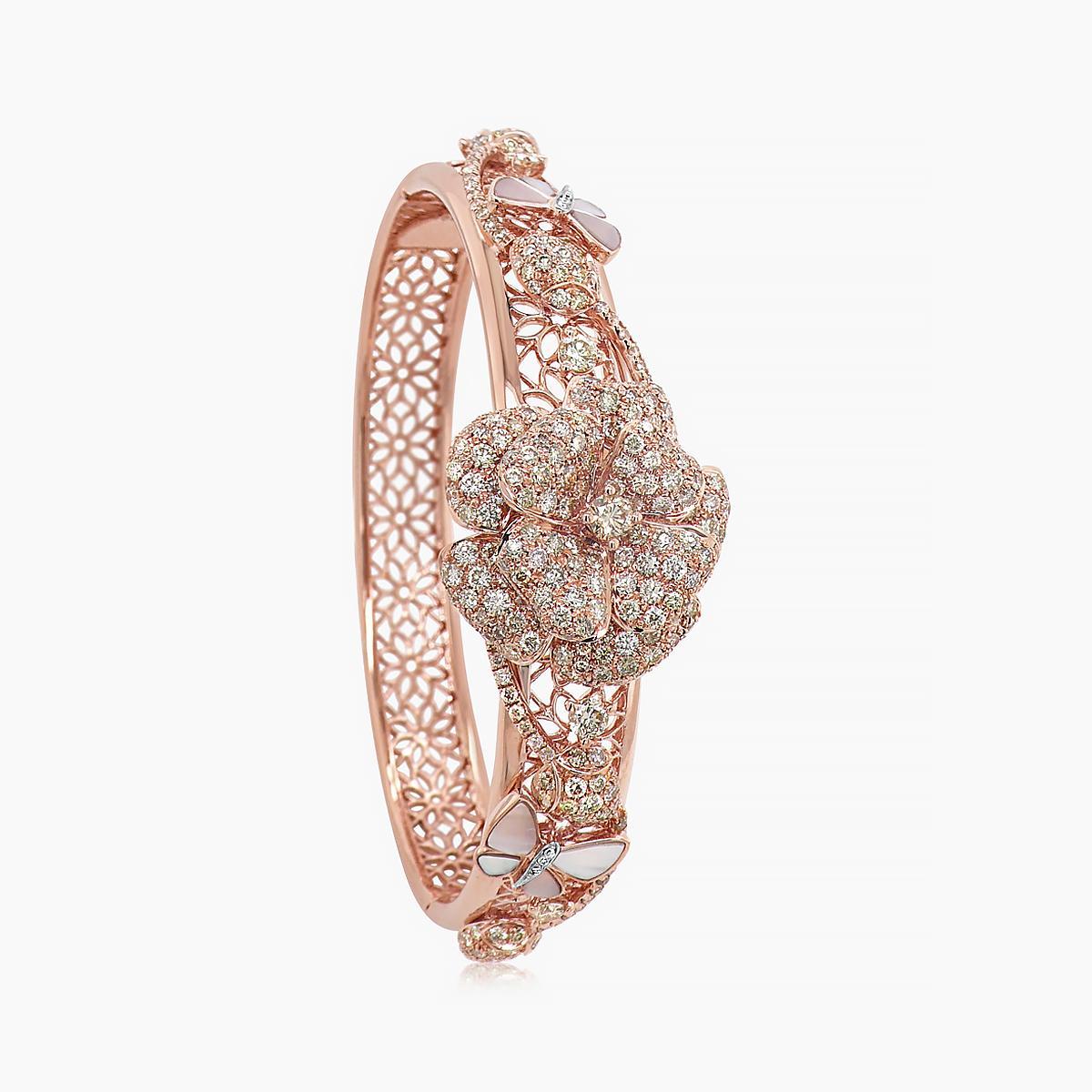 Bracelet en or avec papillon floral en diamant blanc et perle blanche Neuf - En vente à Oakton, VA