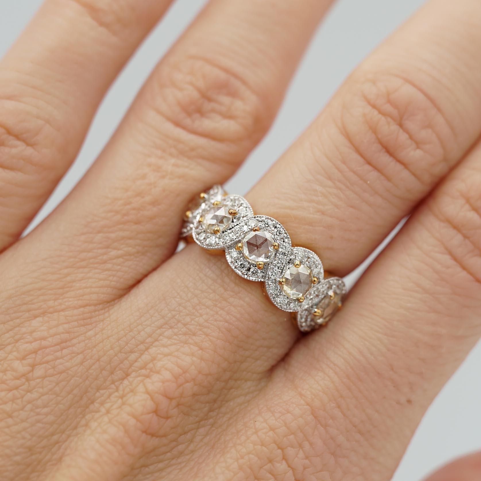 Il s'agit d'une bague en or jaune 18k ornée d'un diamant blanc fantaisie. Il est parfait pour offrir à votre femme et lui faire sentir qu'elle est aimée lors d'occasions spéciales. C'est le mélange parfait de beauté et d'élégance pour faire