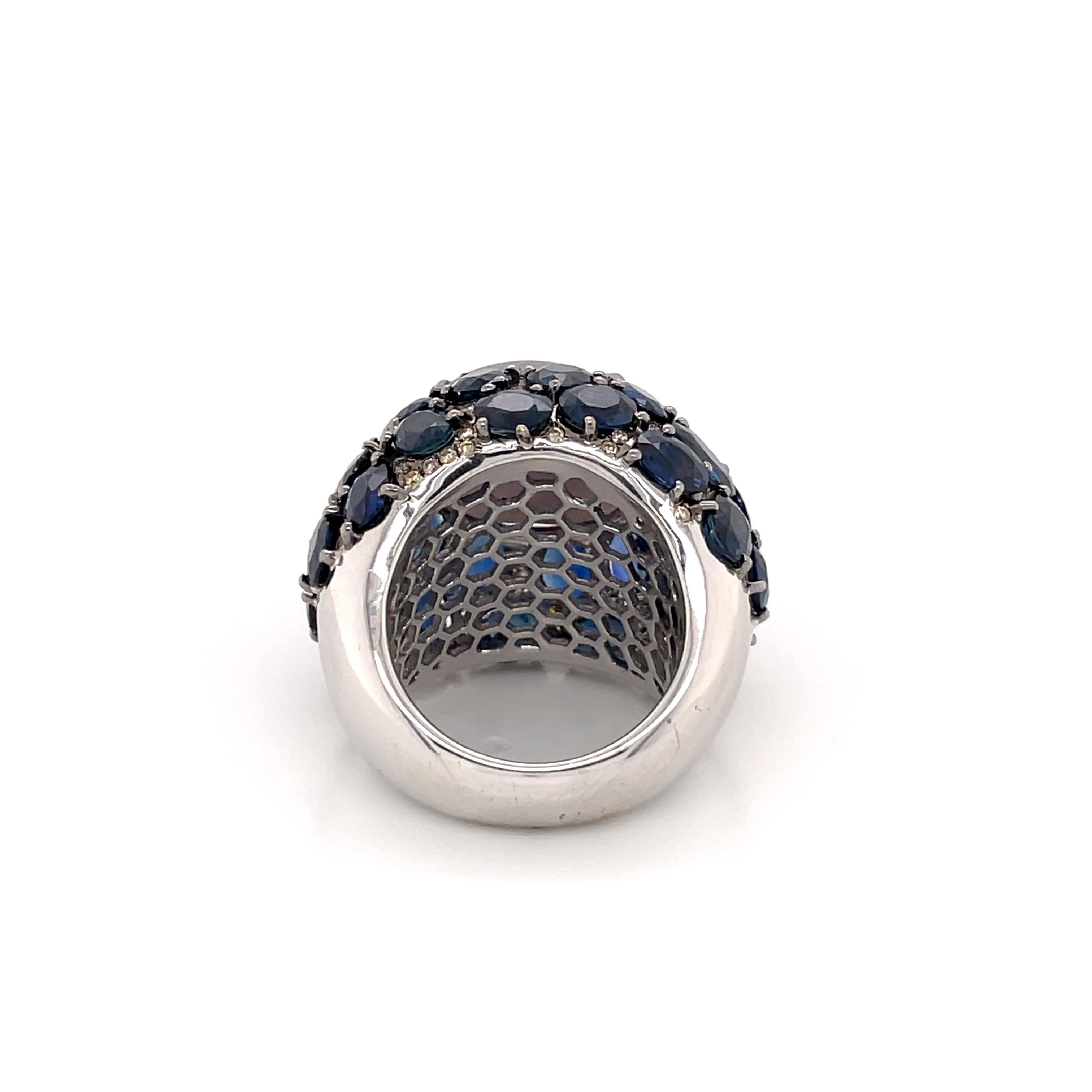 Blauer Ring mit ausgefallenen Diamanten und Saphiren, umgeben von Sternsaphiren (Cabochon) im Angebot