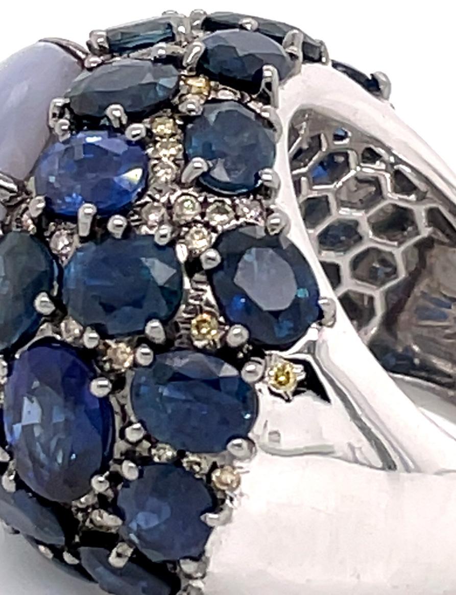 Blauer Ring mit ausgefallenen Diamanten und Saphiren, umgeben von Sternsaphiren Damen im Angebot