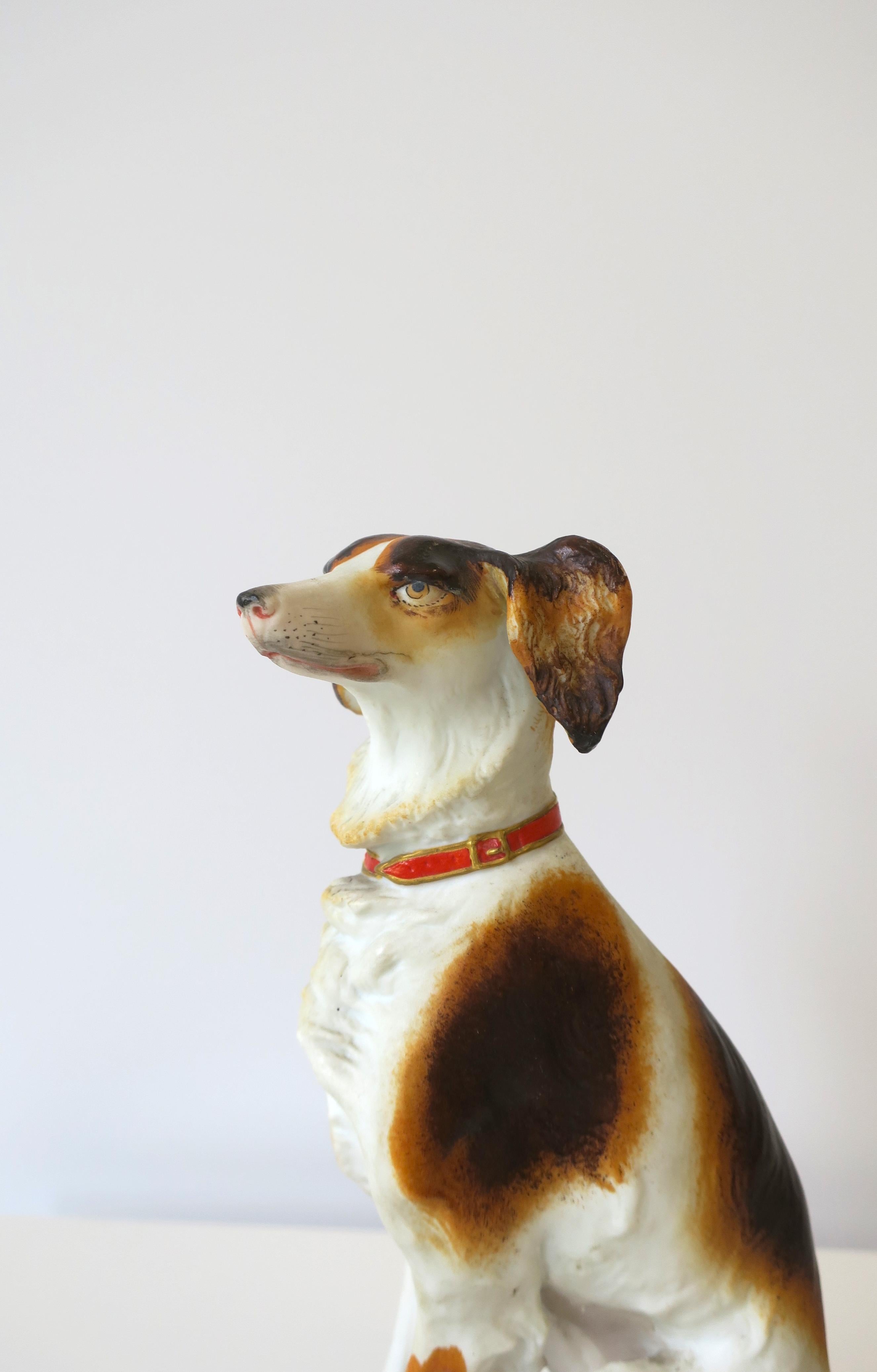 Porzellanhund auf Kissen mit Quasten Dekoratives Objekt, um die Mitte des 20. Jahrhunderts im Angebot 3